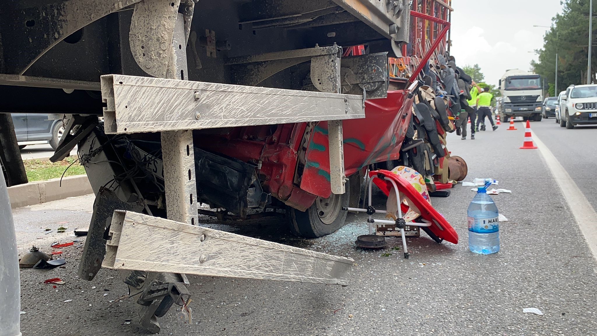 Trafik ışıklarında bekliyordu! Ne olduğunu anlamadı: 1'i ağır 2 yaralı Trafik ışıklarında bekliyordu! Ne olduğunu anlamadı: 1'i ağır 2 yaralı - 2. Resim