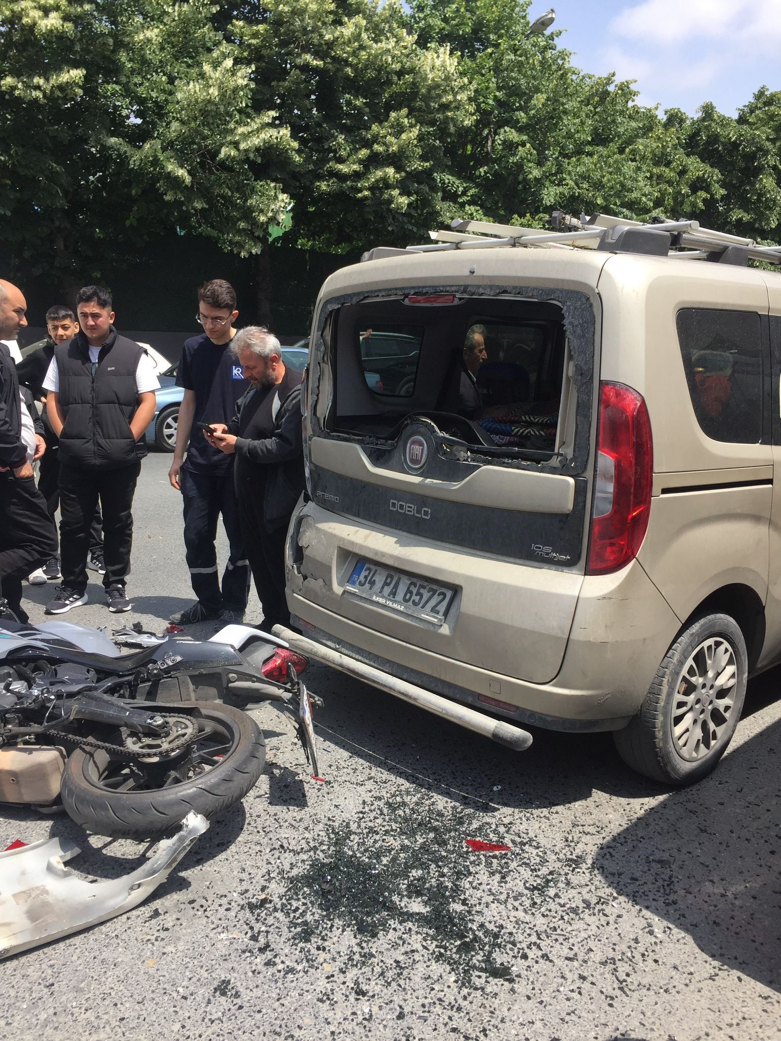 Trafikte hatalı manevra kaza getirdi! Motosiklet sürücüsü çarptığı aracın arka camından girdi Trafikte hatalı manevra kaza getirdi! Motosiklet sürücüsü çarptığı aracın arka camından girdi - 4. Resim