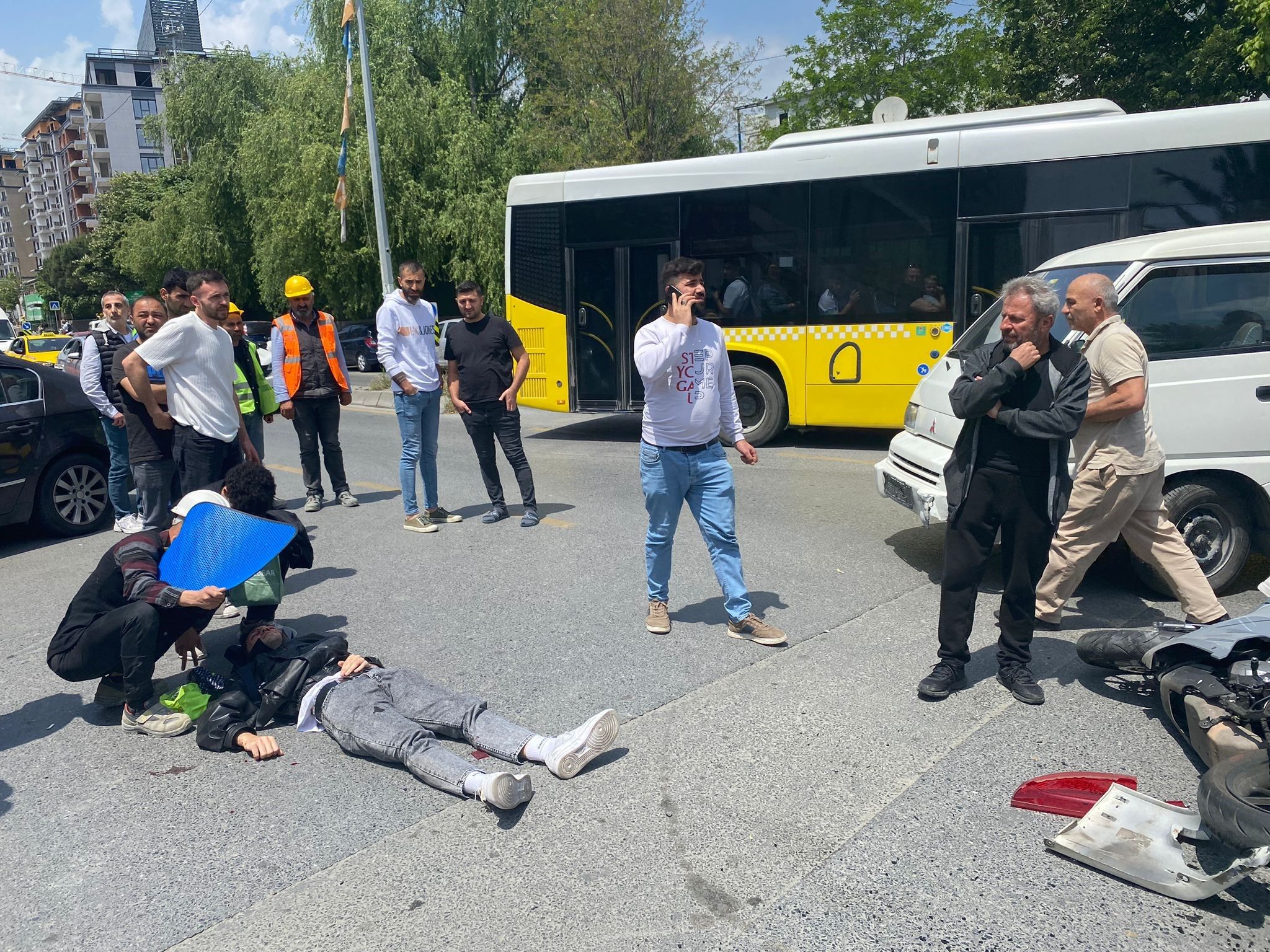 Trafikte hatalı manevra kaza getirdi! Motosiklet sürücüsü çarptığı aracın arka camından girdi Trafikte hatalı manevra kaza getirdi! Motosiklet sürücüsü çarptığı aracın arka camından girdi - 2. Resim