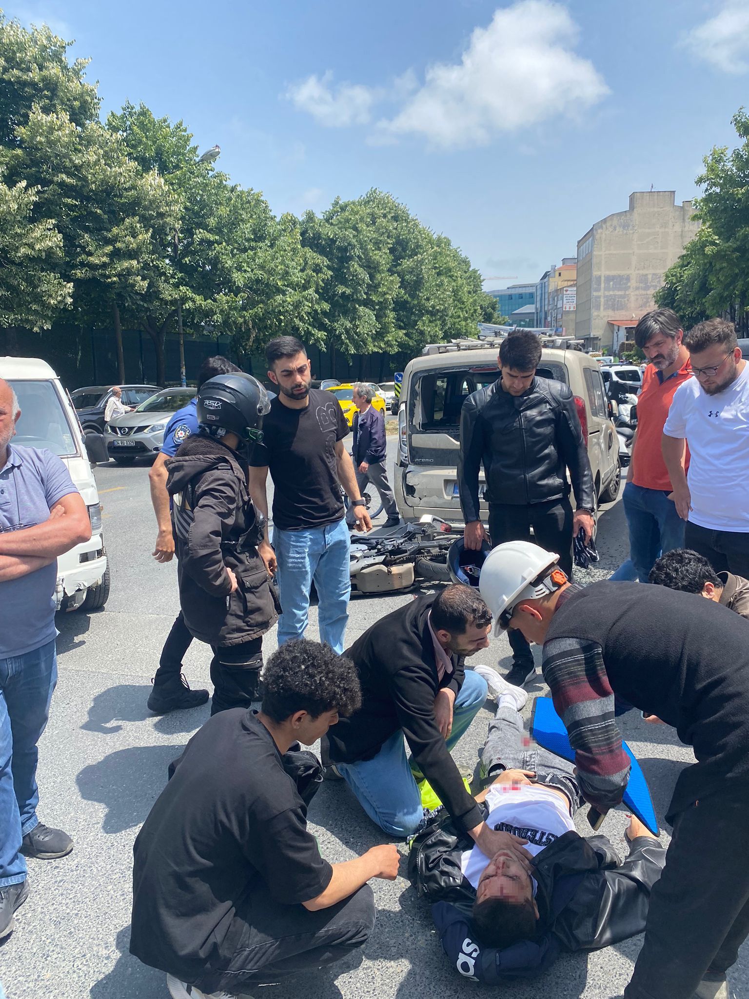 Trafikte hatalı manevra kaza getirdi! Motosiklet sürücüsü çarptığı aracın arka camından girdi Trafikte hatalı manevra kaza getirdi! Motosiklet sürücüsü çarptığı aracın arka camından girdi - 1. Resim