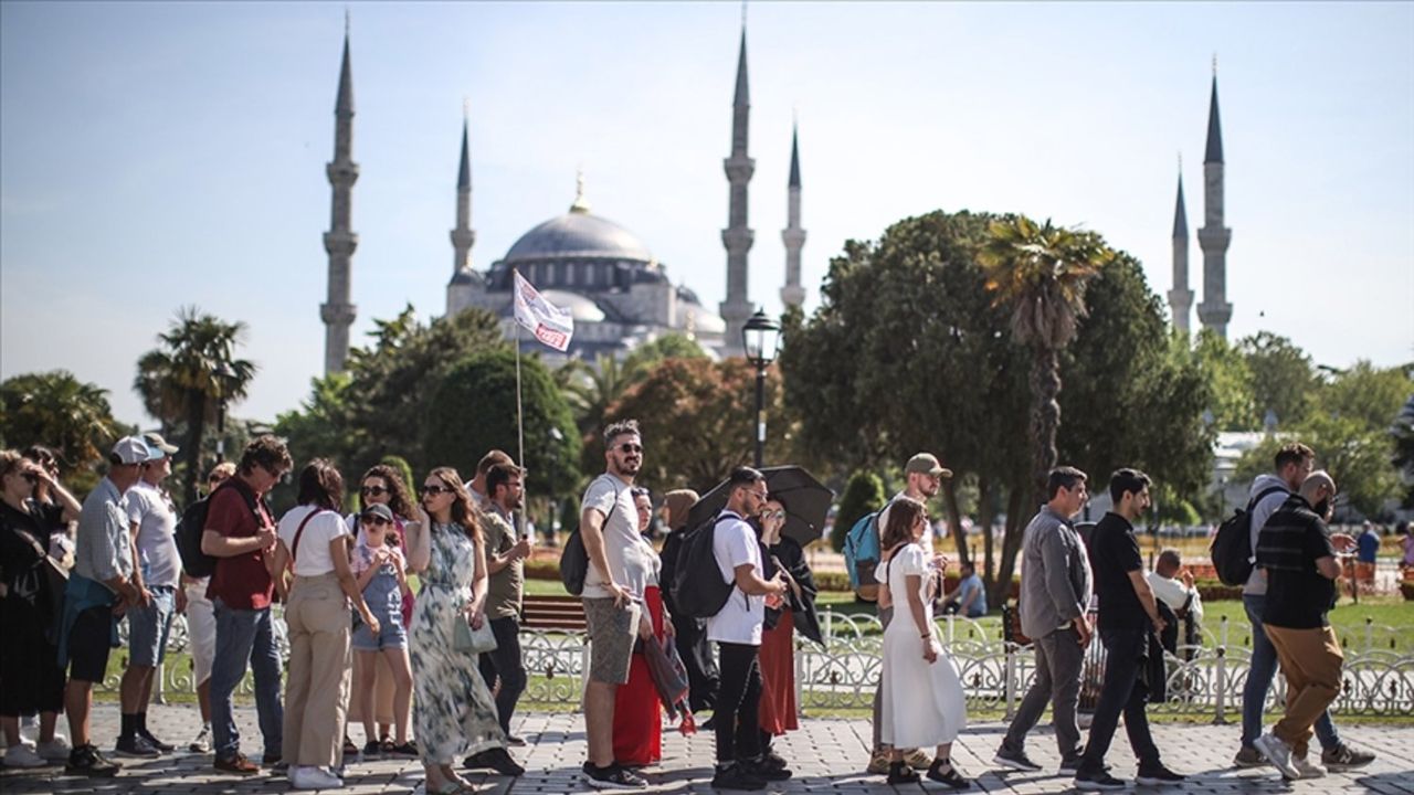 Türkiye&#039;ye turist akını! İlk çeyrekte 13 milyona yakın giriş yapıldı