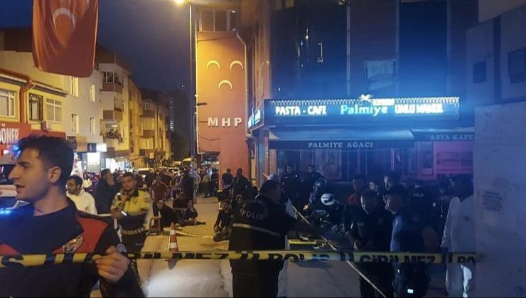 Üsküdar’da 3 kişinin öldüğü silahlı çatışma anı kamerada Üsküdar’da 3 kişinin öldüğü silahlı çatışma anı kamerada - 1. Resim
