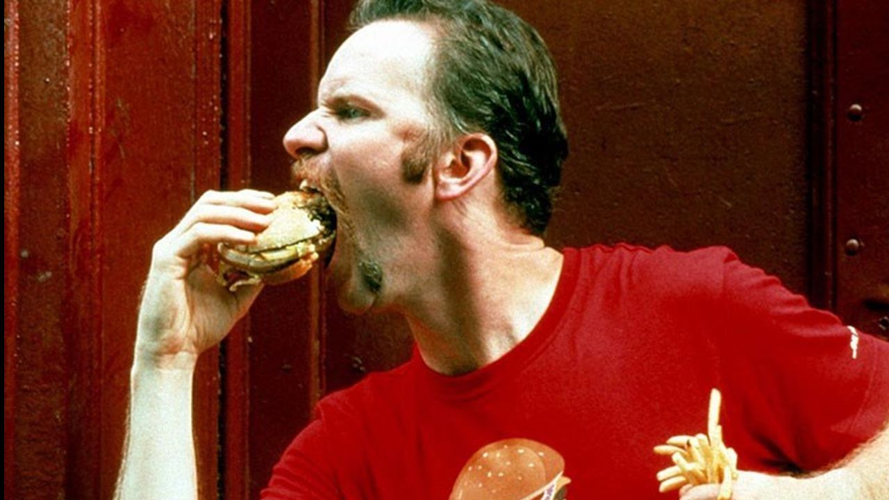 1 ay boyunca hamburger yemişti... Fast-food karşıtı ünlü belgeselci hayatını kaybetti