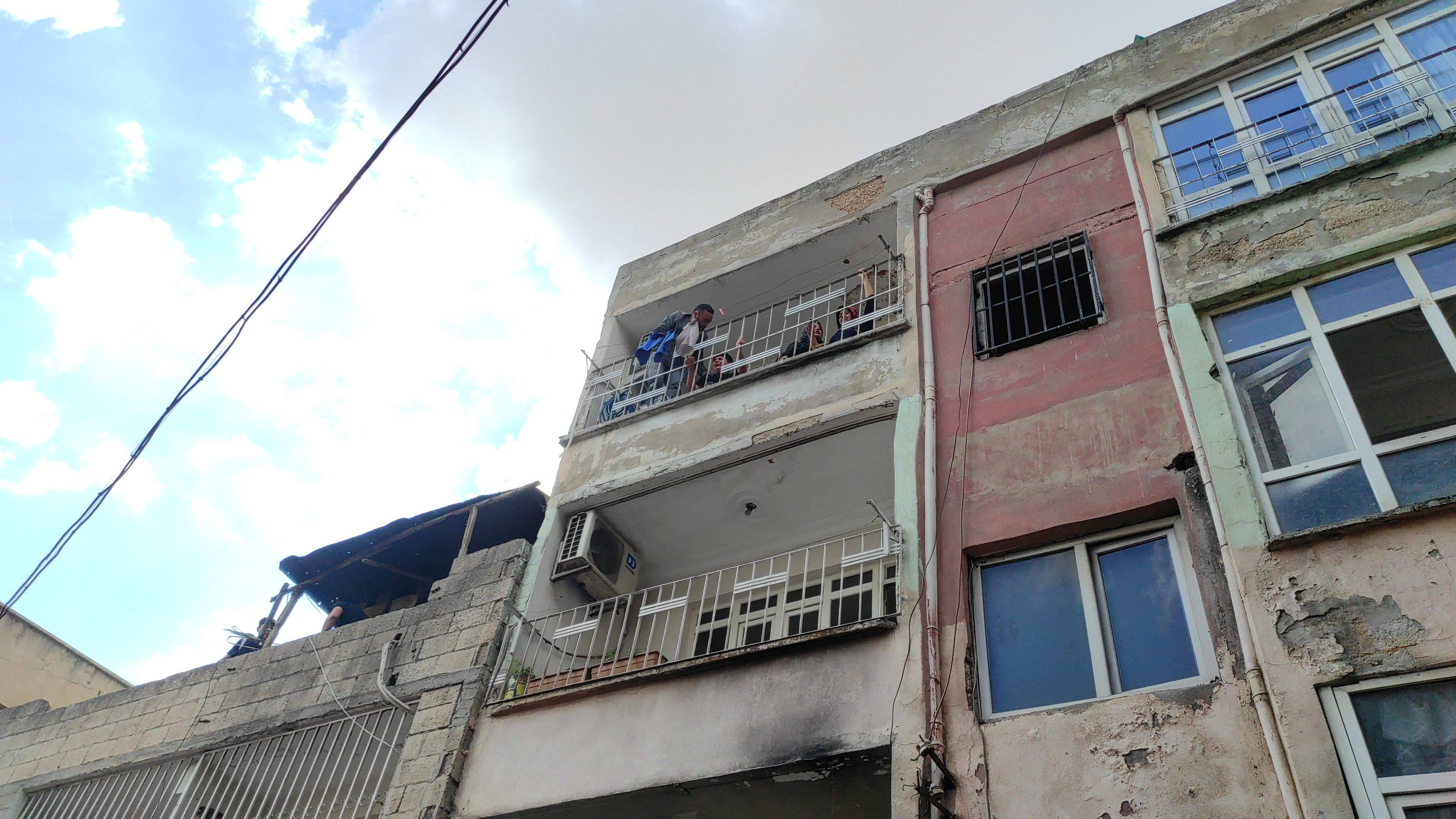 Balkona çıkıp gözyaşları içinde yardım çığlığı attılar! Şanlıurfa'da korkutan yangın, 5 kişilik aile binada mahsur kaldı Balkona çıkıp gözyaşları içinde yardım çığlığı attılar! Şanlıurfa'da korkutan yangın, 5 kişilik aile binada mahsur kaldı - 1. Resim
