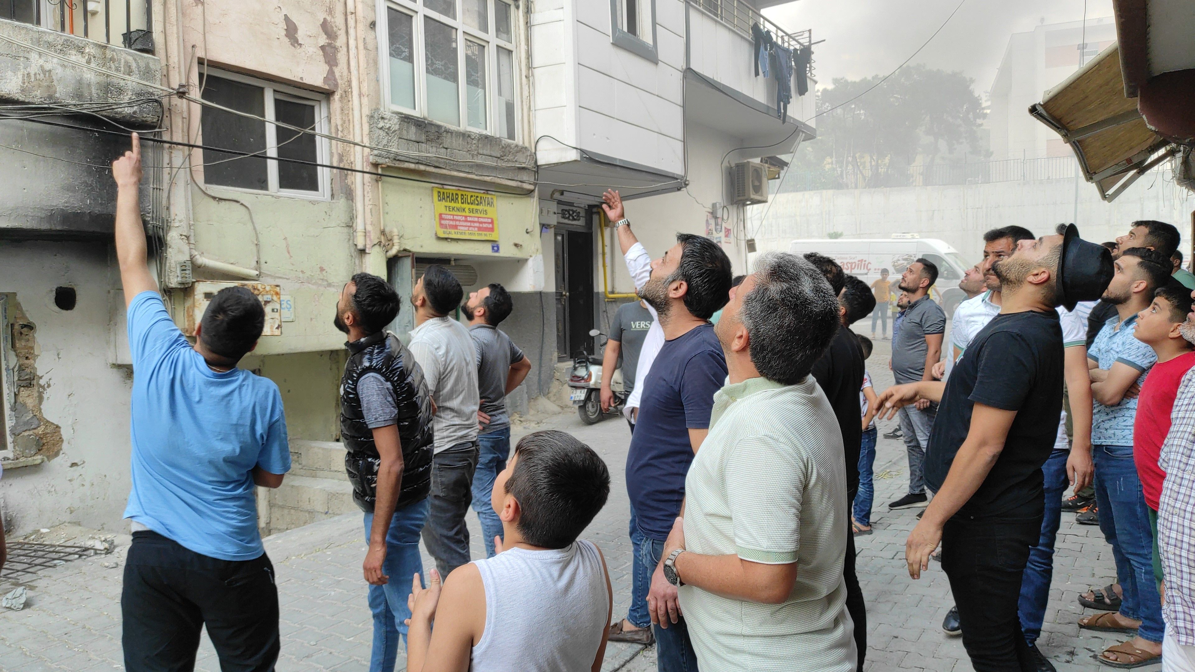 Balkona çıkıp gözyaşları içinde yardım çığlığı attılar! Şanlıurfa'da korkutan yangın, 5 kişilik aile binada mahsur kaldı Balkona çıkıp gözyaşları içinde yardım çığlığı attılar! Şanlıurfa'da korkutan yangın, 5 kişilik aile binada mahsur kaldı - 2. Resim