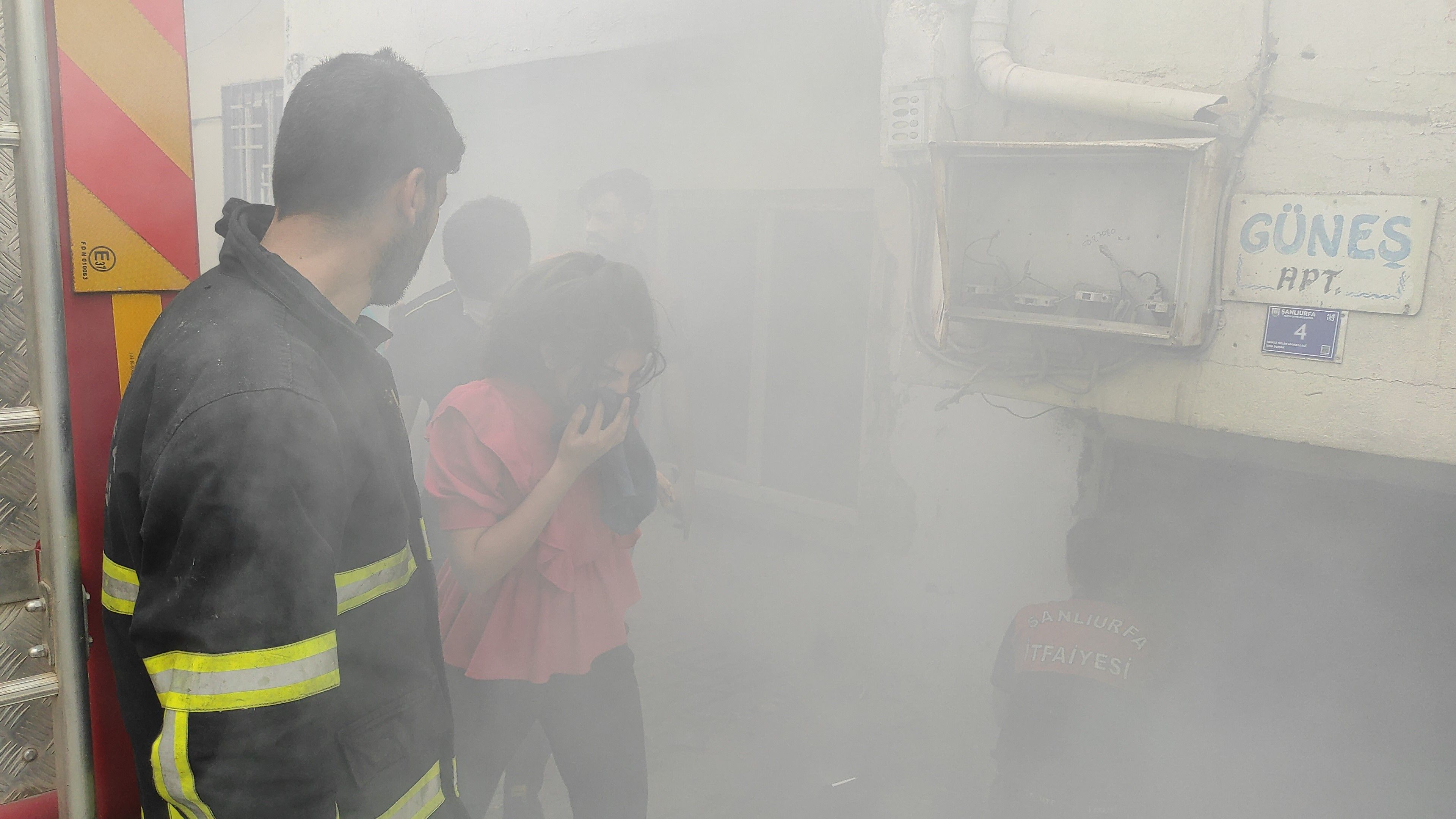 Balkona çıkıp gözyaşları içinde yardım çığlığı attılar! Şanlıurfa'da korkutan yangın, 5 kişilik aile binada mahsur kaldı Balkona çıkıp gözyaşları içinde yardım çığlığı attılar! Şanlıurfa'da korkutan yangın, 5 kişilik aile binada mahsur kaldı - 4. Resim