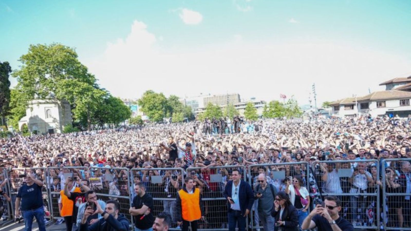 Beşiktaş Türkiye Kupası'nı taraftarıyla kutladı! Necip Uysal'dan Süper Kupa sözü Beşiktaş Türkiye Kupası'nı taraftarıyla kutladı! 'Sporcularımız sözünde durdu' - 1. Resim
