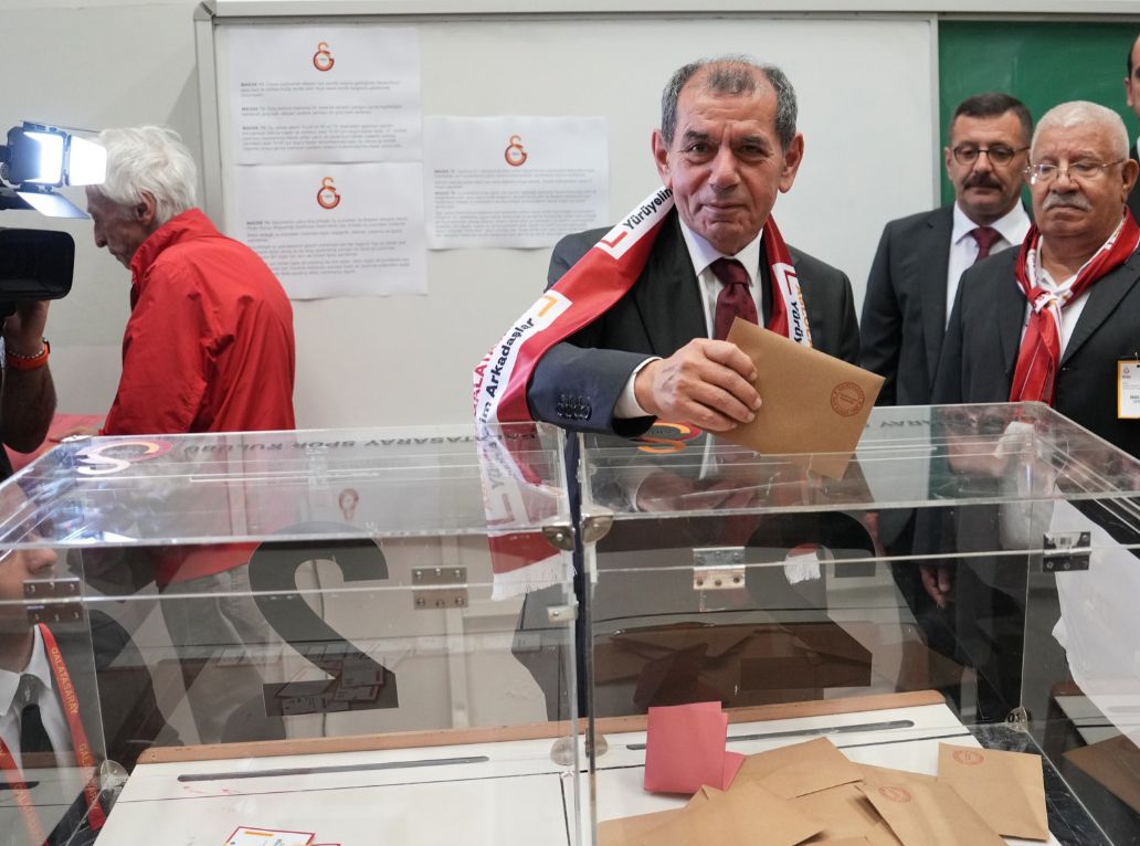 Galatasaray'da Dursun Özbek yeniden başkan seçildi Galatasaray yeni başkanını seçiyor! Dursun Özbek ve Süheyl Batum oylarını kullandı - 2. Resim