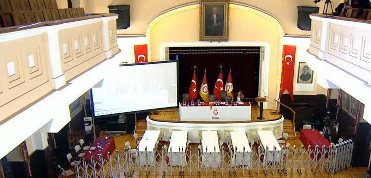 Galatasaray'da Dursun Özbek yeniden başkan seçildi Galatasaray yeni başkanını seçiyor! Dursun Özbek ve Süheyl Batum oylarını kullandı - 1. Resim
