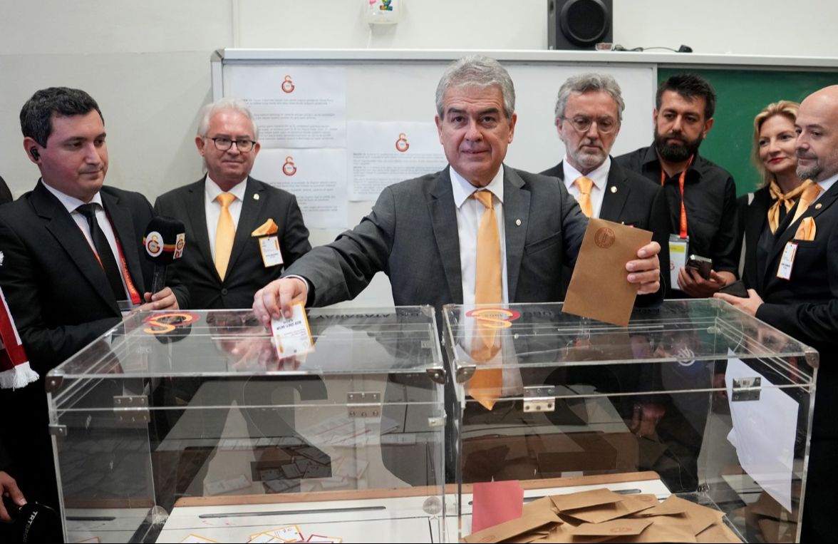 Galatasaray'da Dursun Özbek yeniden başkan seçildi Galatasaray yeni başkanını seçiyor! Dursun Özbek ve Süheyl Batum oylarını kullandı - 3. Resim