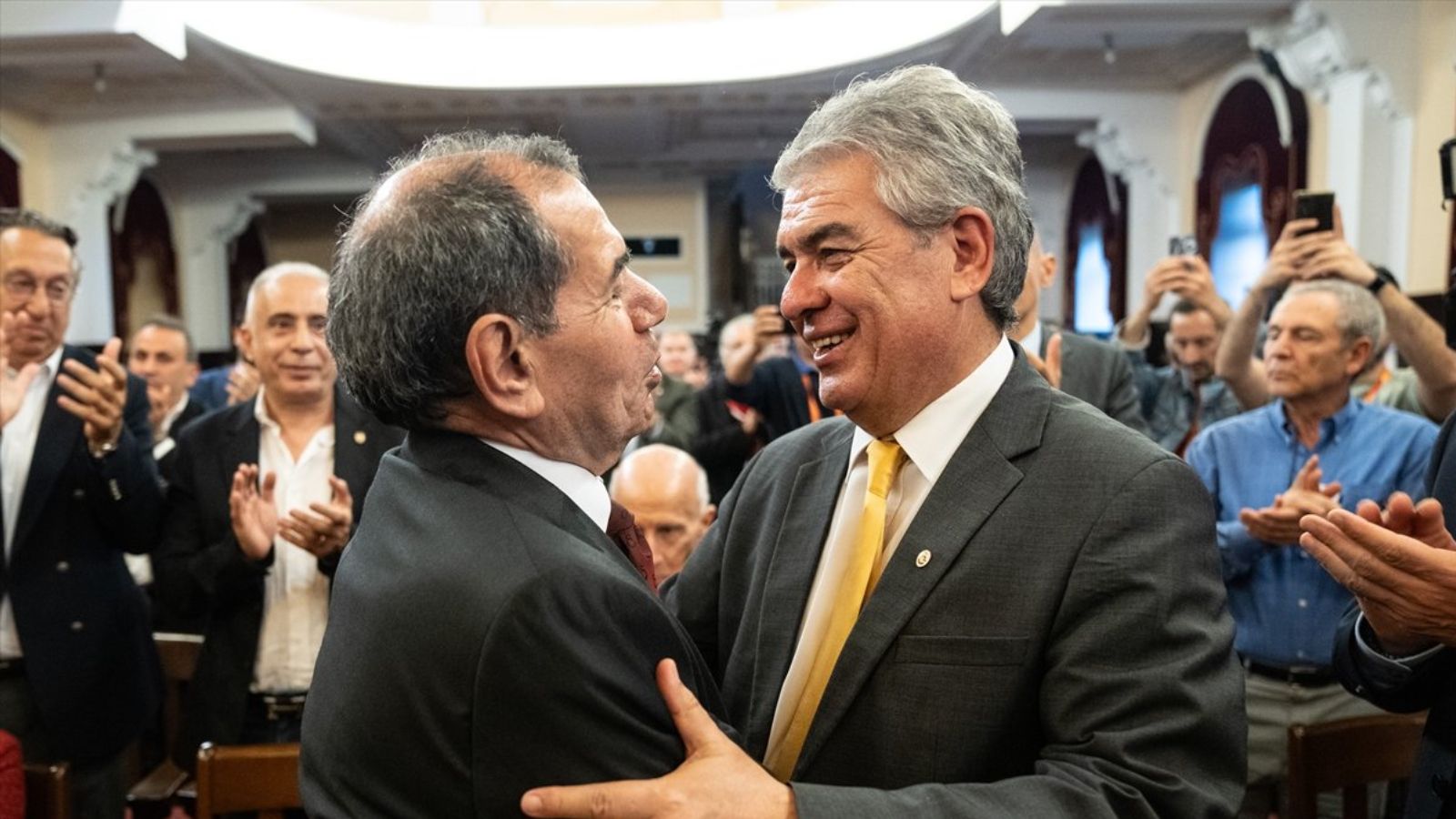 Galatasaray'da Dursun Özbek yeniden başkan seçildi Galatasaray'da Dursun Özbek yeniden başkan seçildi - 1. Resim