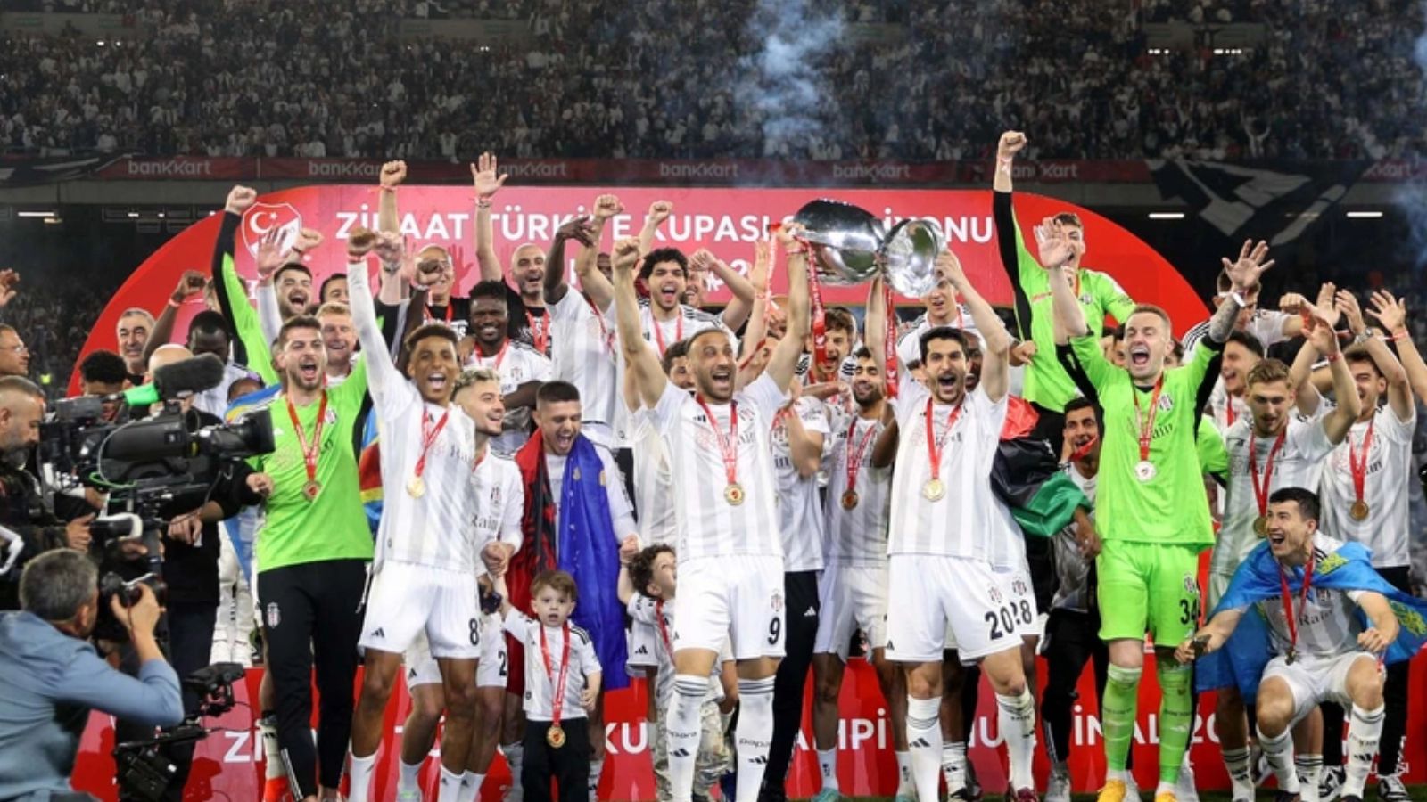 Hasan Arat'tan futbolculara büyük ödül! Türkiye Kupası için dev prim Hasan Arat'tan futbolculara büyük ödül! Türkiye Kupası için dev prim - 1. Resim