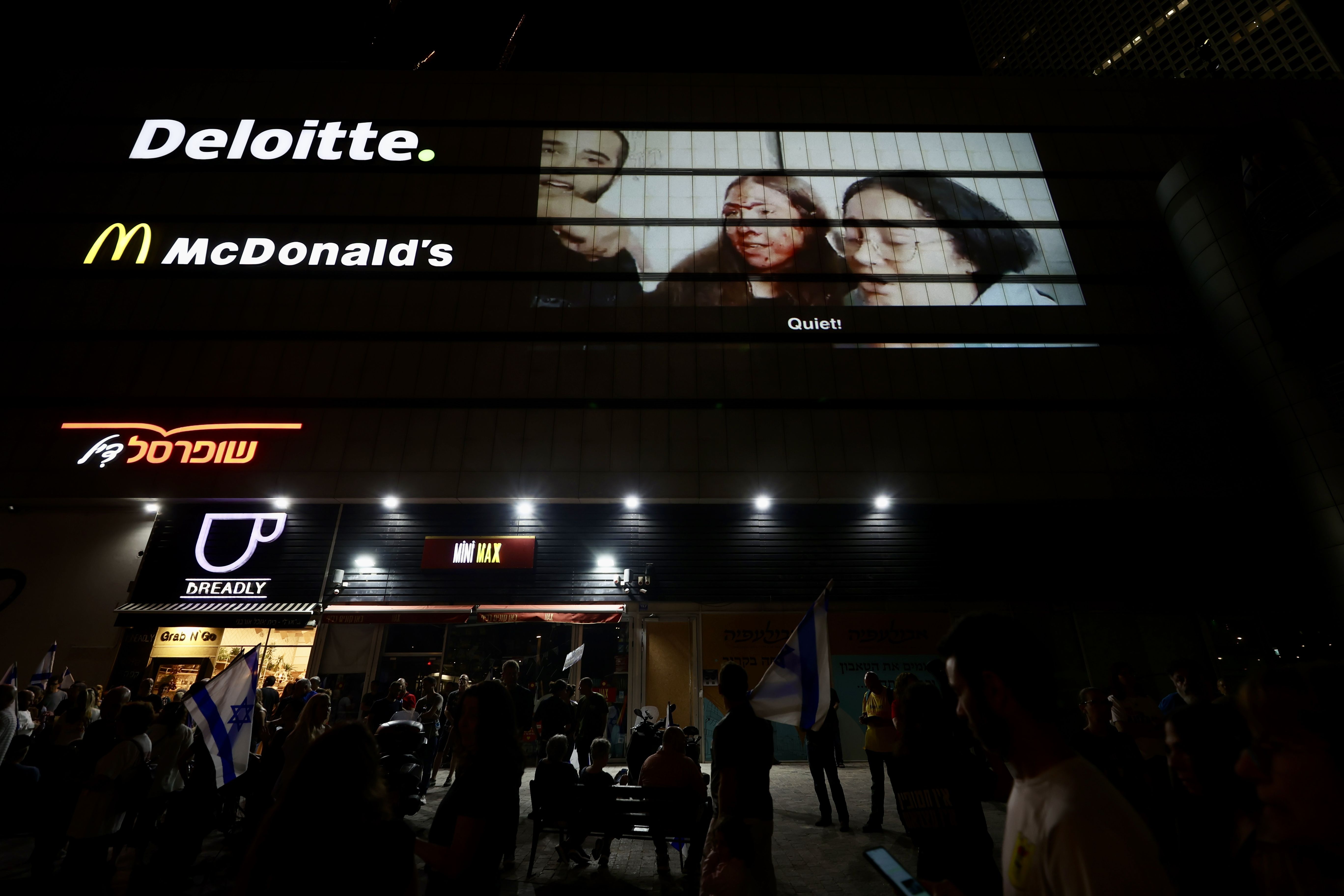 Kassam Tugayları çağrı yaptı... İsrailli binlerce protestocu "Netanyahu istifa" sloganlarıyla sokaklara döküldü Kassam Tugayları çağrı yaptı... İsrailli binlerce protestocu "Netanyahu istifa" sloganlarıyla sokaklara döküldü - 1. Resim