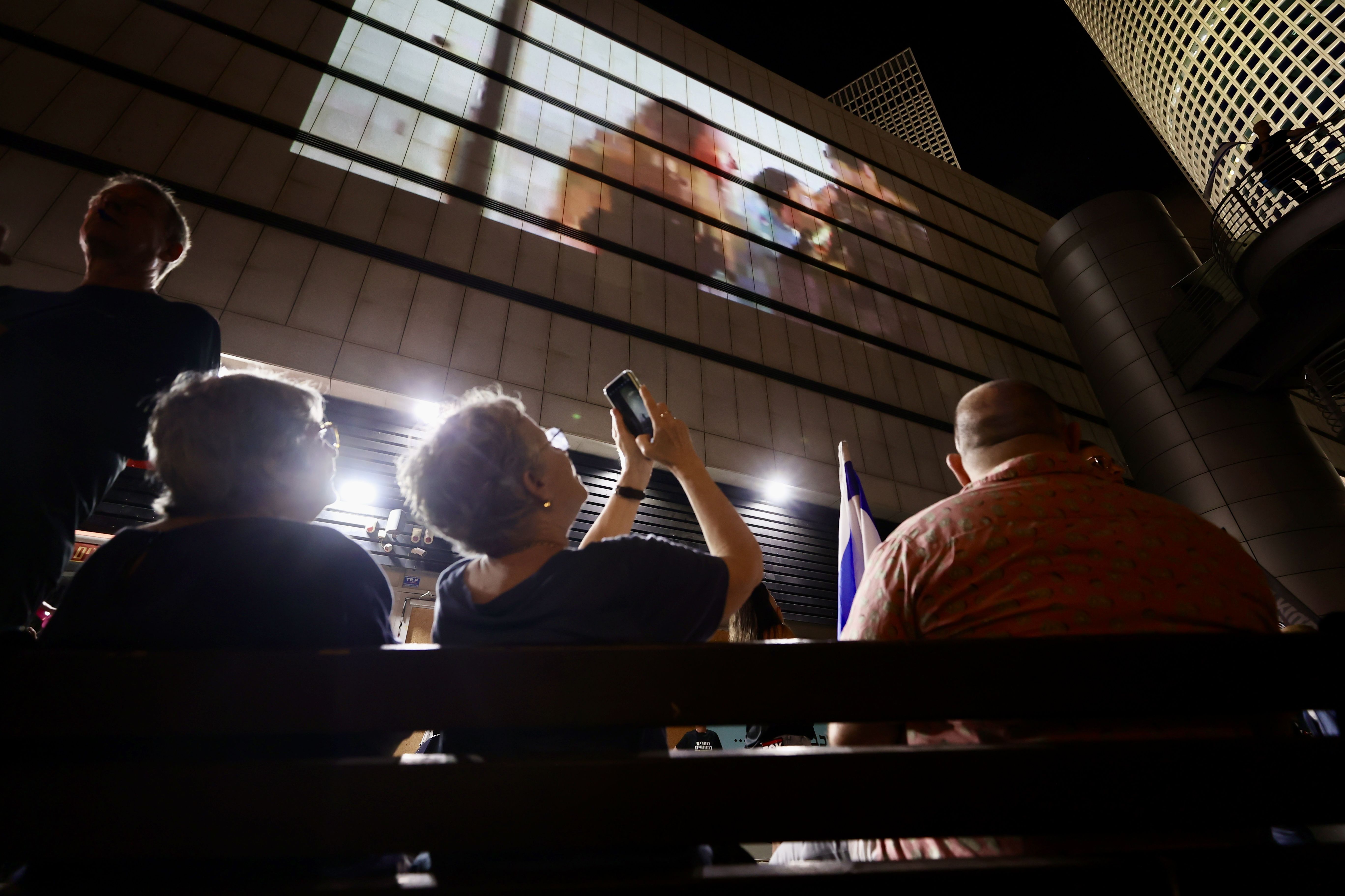 Kassam Tugayları çağrı yaptı... İsrailli binlerce protestocu "Netanyahu istifa" sloganlarıyla sokaklara döküldü Kassam Tugayları çağrı yaptı... İsrailli binlerce protestocu "Netanyahu istifa" sloganlarıyla sokaklara döküldü - 2. Resim