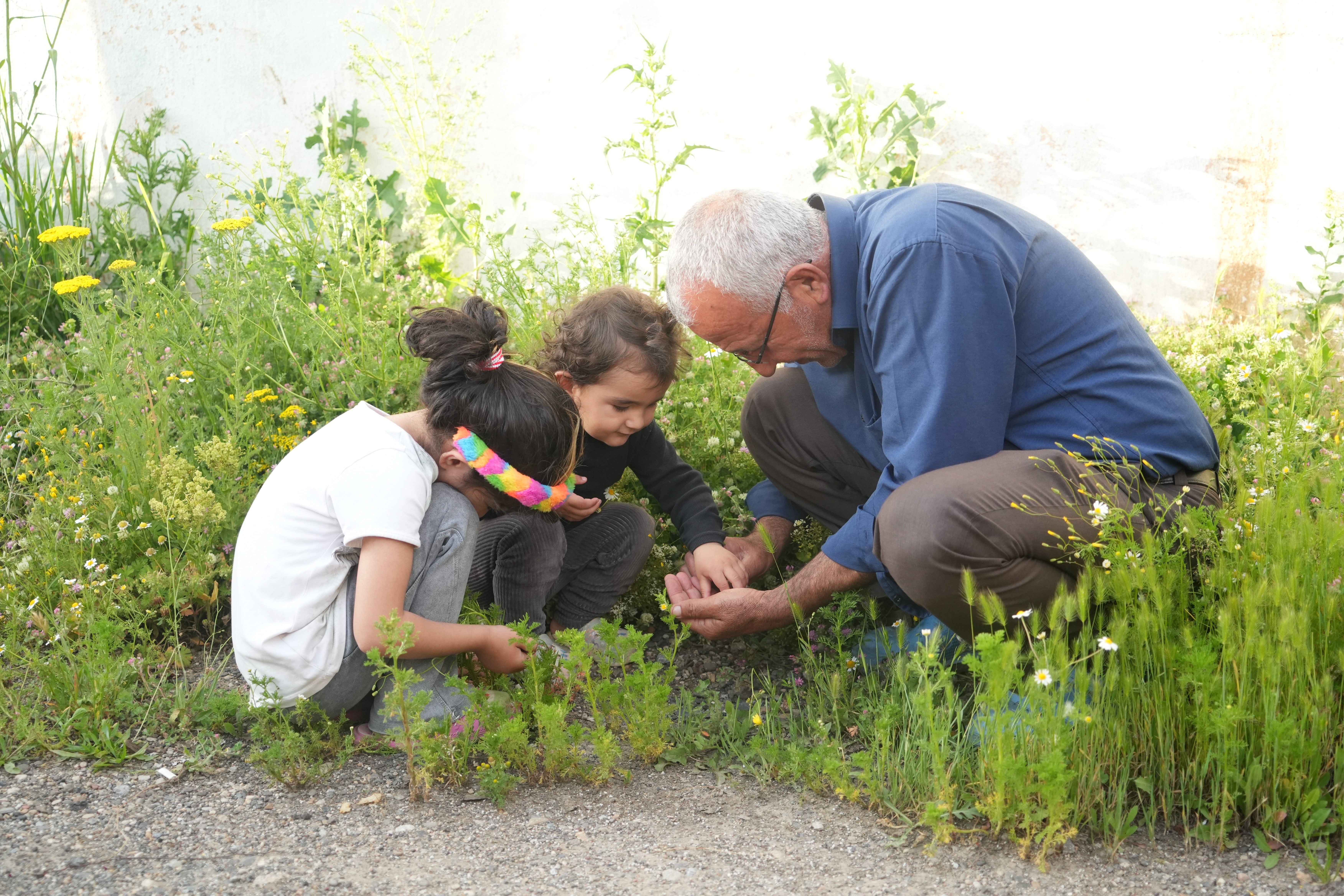 Muş'ta ilginç görüntüler! Gökten bilinmeyen bir cisim yağdı, ateşe tutunca erimiyor Muş'ta ilginç görüntüler! Gökten bilinmeyen bir cisim yağdı, ateşe tutunca erimiyor - 1. Resim
