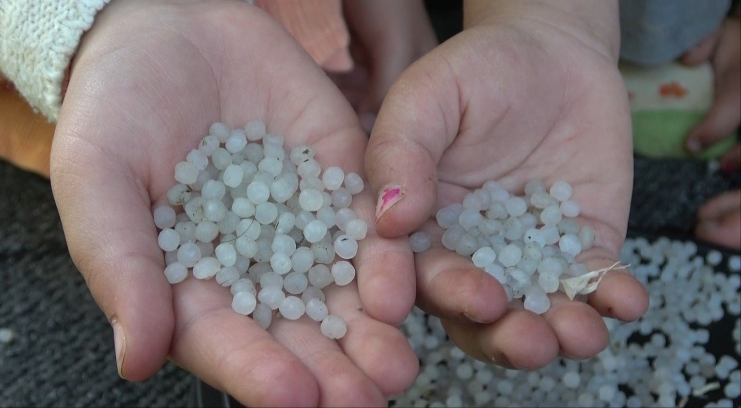 Muş'ta ilginç görüntüler! Gökten bilinmeyen bir cisim yağdı, ateşe tutunca erimiyor Muş'ta ilginç görüntüler! Gökten bilinmeyen bir cisim yağdı, ateşe tutunca erimiyor - 2. Resim