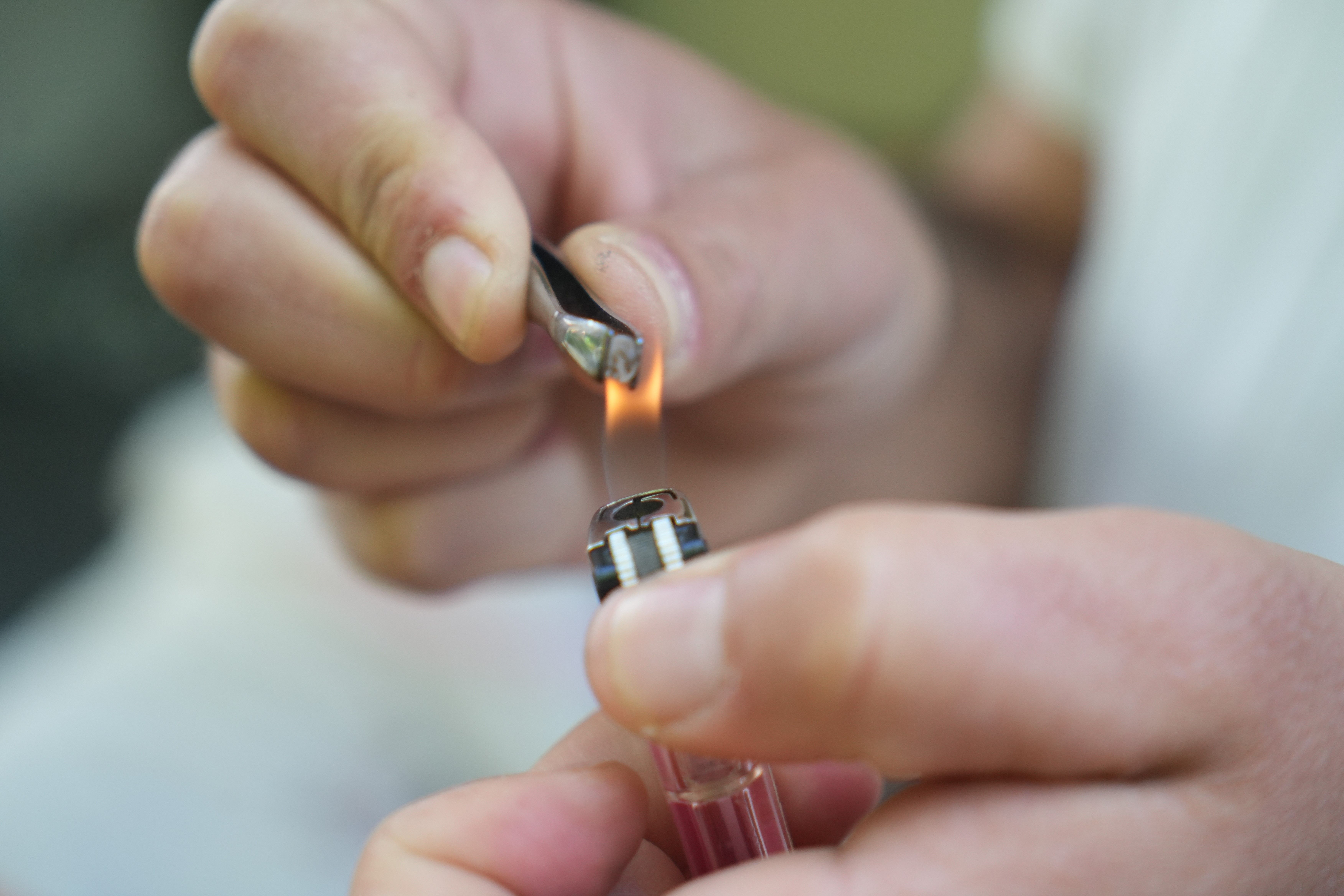 Muş'ta ilginç görüntüler! Gökten bilinmeyen bir cisim yağdı, ateşe tutunca erimiyor Muş'ta ilginç görüntüler! Gökten bilinmeyen bir cisim yağdı, ateşe tutunca erimiyor - 3. Resim