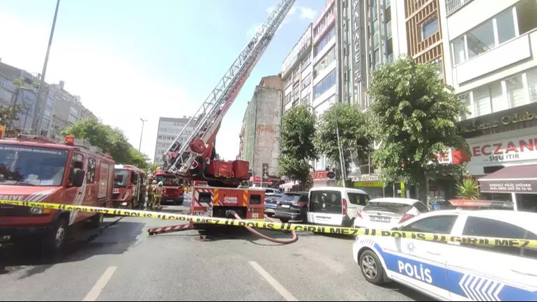 Şişli’de korkutan yangın! Beşiktaş’taki faciayı akıllara getirdi, paniğe neden oldu Şişli’de korkutan yangın! Beşiktaş’taki faciayı akıllara getirdi, paniğe neden oldu - 1. Resim