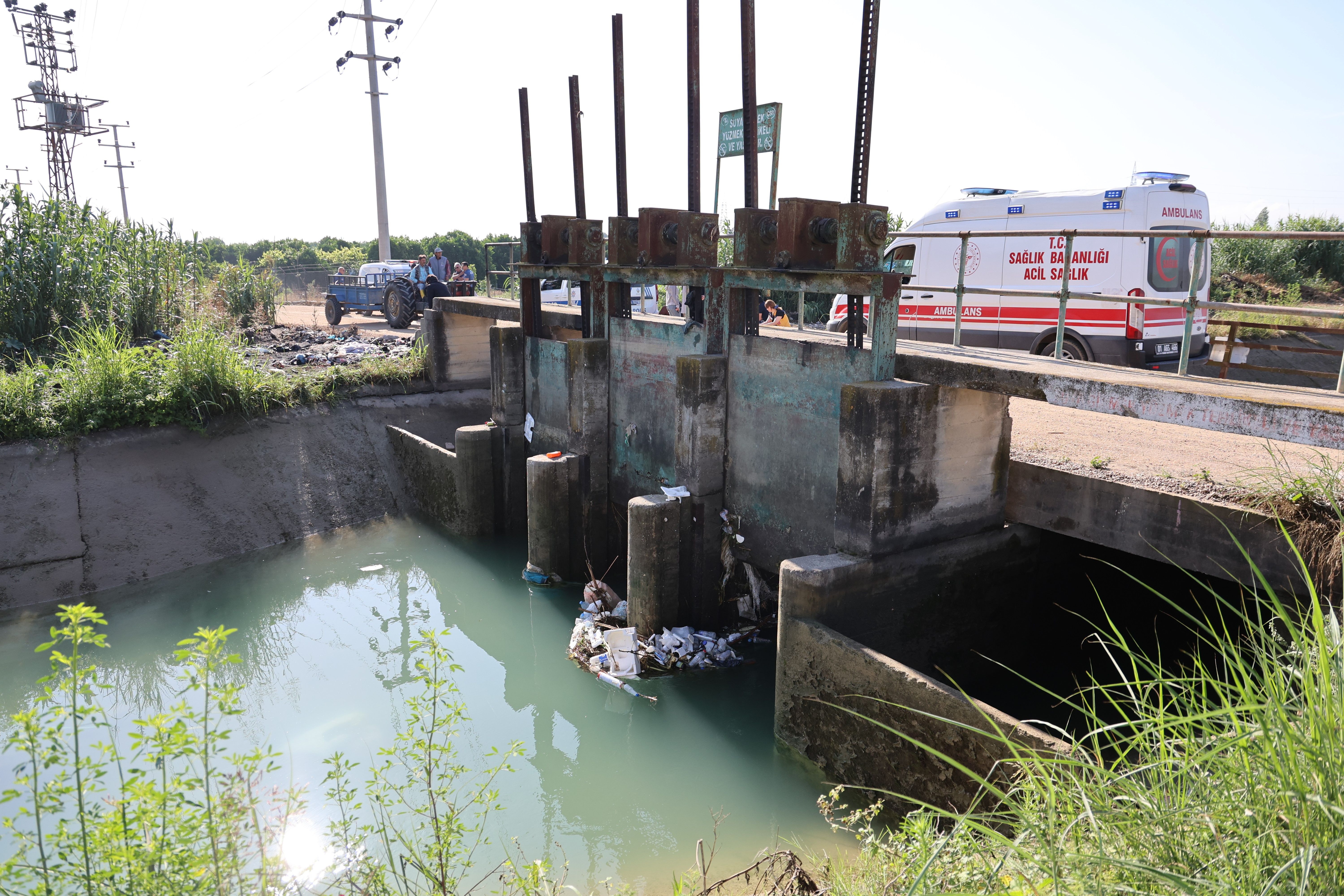 Sulama kanalından cansız bedeni çıkarıldı! Acılı anne son kez kucağına alıp sevdi Sulama kanalından cansız bedeni çıkarıldı! Acılı anne son kez kucağına alıp sevdi - 1. Resim