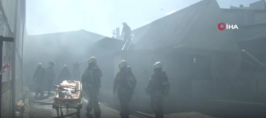 Avcılar’da mobilya atölyesinde yangın çıktı! Yabancı uyruklu 1 işçi dumandan etkilendi Avcılar’da mobilya atölyesinde yangın çıktı! Yabancı uyruklu 1 işçi dumandan etkilendi - 2. Resim