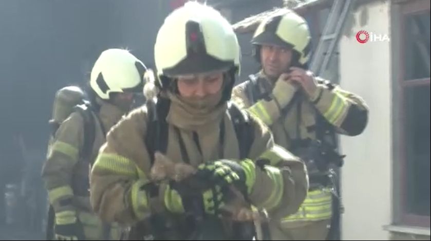 Avcılar’da mobilya atölyesinde yangın çıktı! Yabancı uyruklu 1 işçi dumandan etkilendi Avcılar’da mobilya atölyesinde yangın çıktı! Yabancı uyruklu 1 işçi dumandan etkilendi - 4. Resim