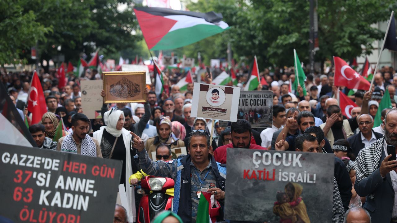 Binlerce kişi meydanları kuşattı, Türkiye Filistin için yürüdü