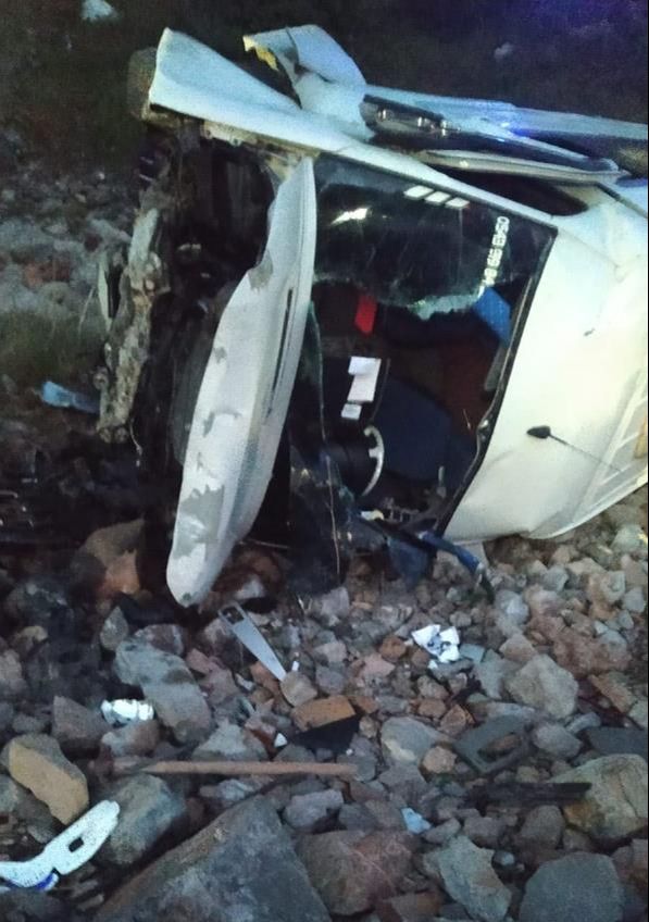 Bitlis'te yolcu minibüsü şarampole devrildi, ölü ve yaralılar var - 1. Resim