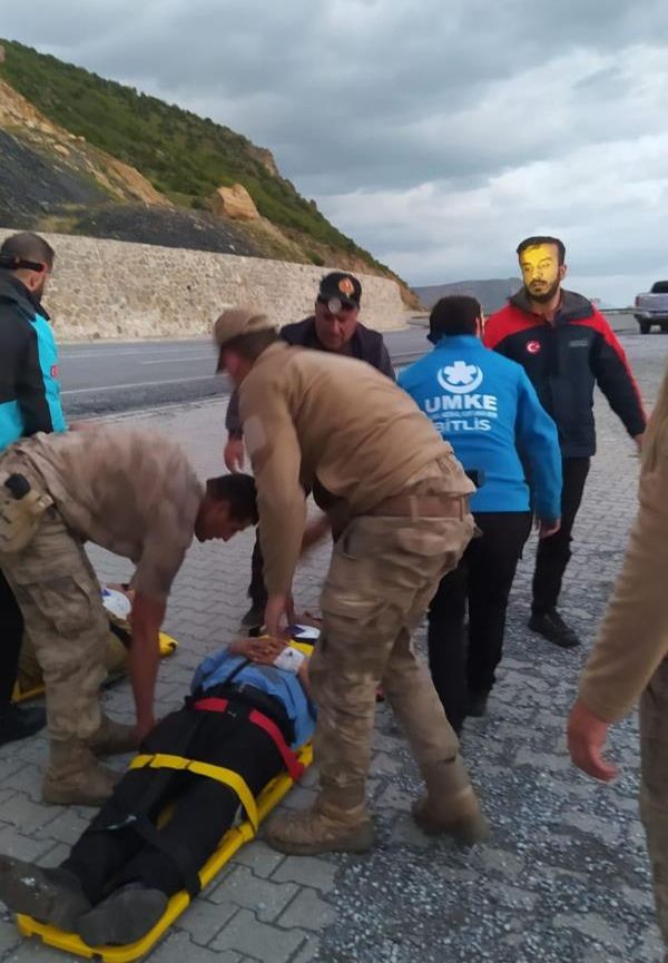 Bitlis'te yolcu minibüsü şarampole devrildi, ölü ve yaralılar var - 2. Resim