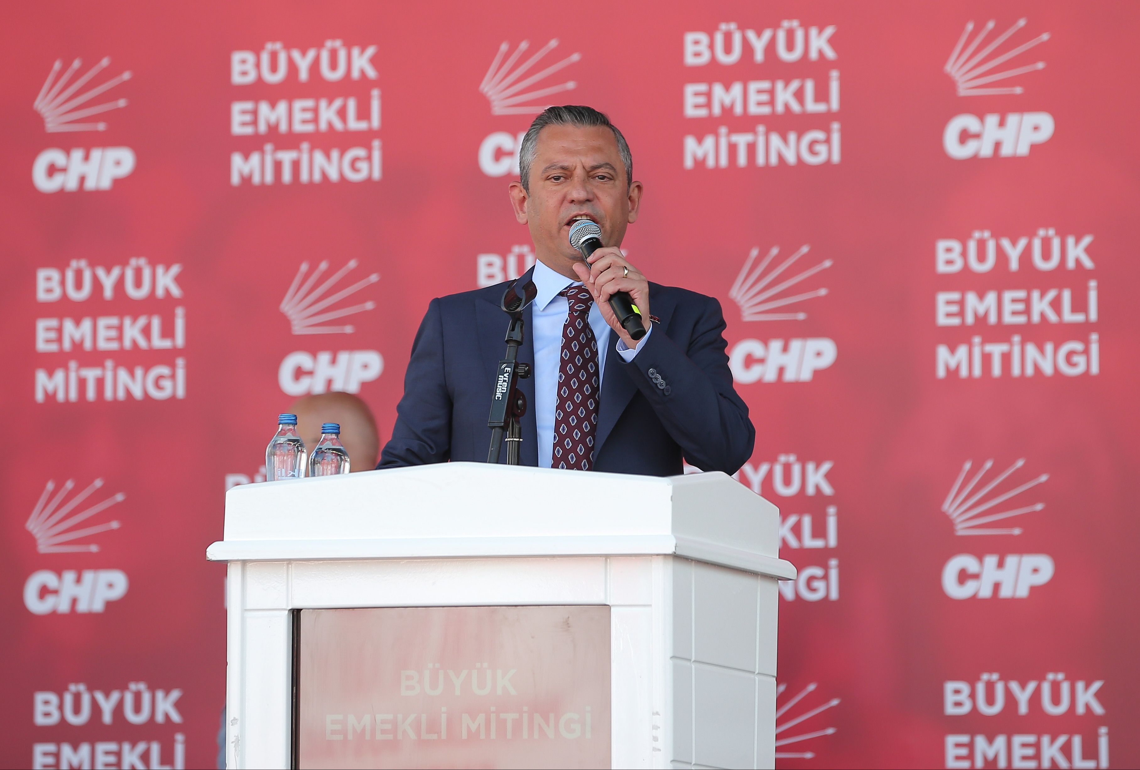 CHP Genel Başkanı Özgür Özel ilk seçim vaadini açıkladı! Emeklilere böyle söz verdi CHP Genel Başkanı Özgür Özel ilk seçim vaadini açıkladı! Emeklilere böyle söz verdi - 1. Resim