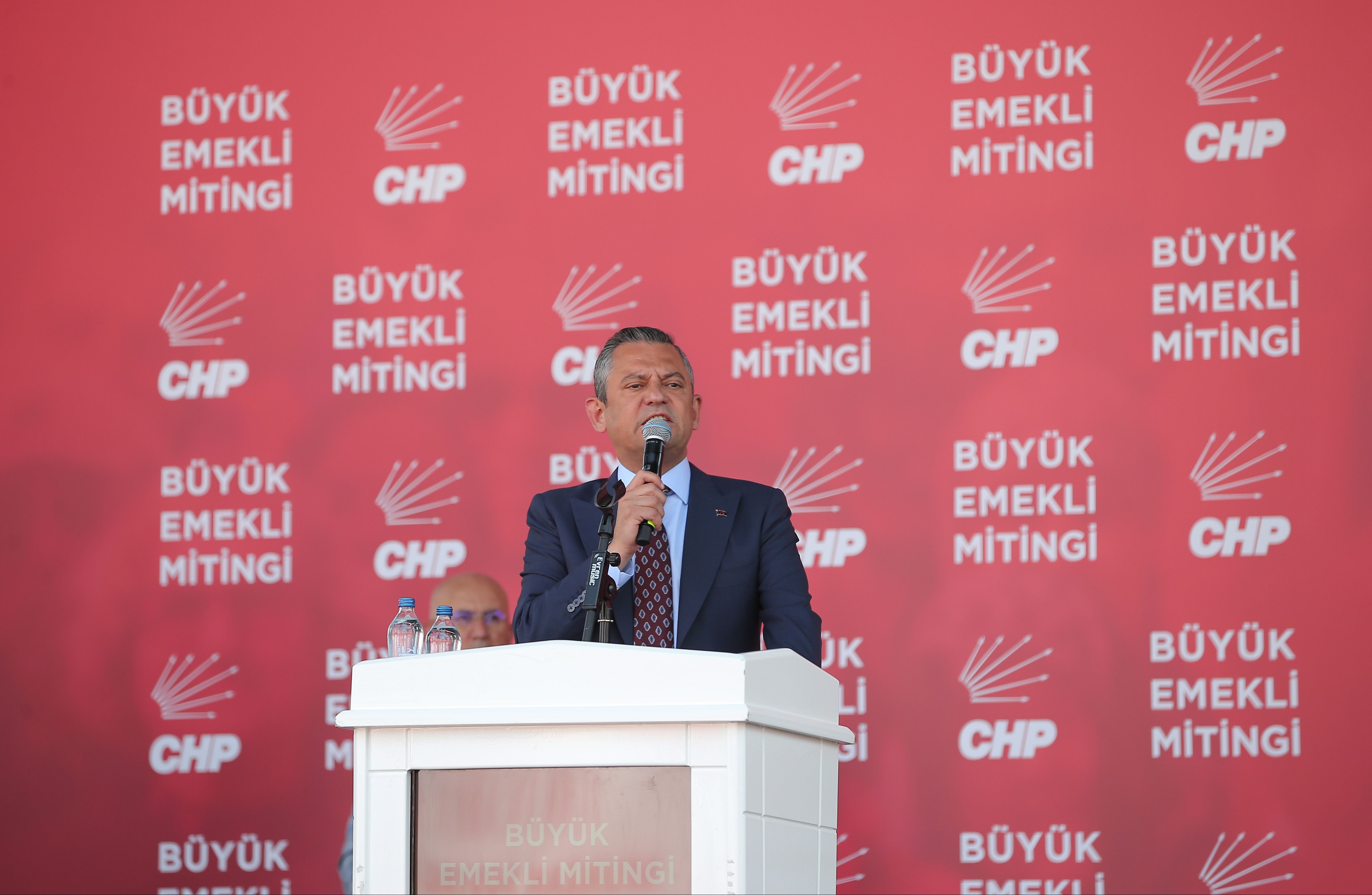 CHP Genel Başkanı Özgür Özel ilk seçim vaadini açıkladı! Emeklilere böyle söz verdi CHP Genel Başkanı Özgür Özel ilk seçim vaadini açıkladı! Emeklilere böyle söz verdi - 2. Resim