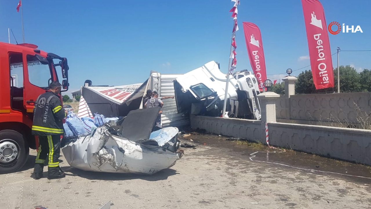 Denizli'de feci kaza kamerada! Devrilen tır metrelerce sürüklendi - 2. Resim