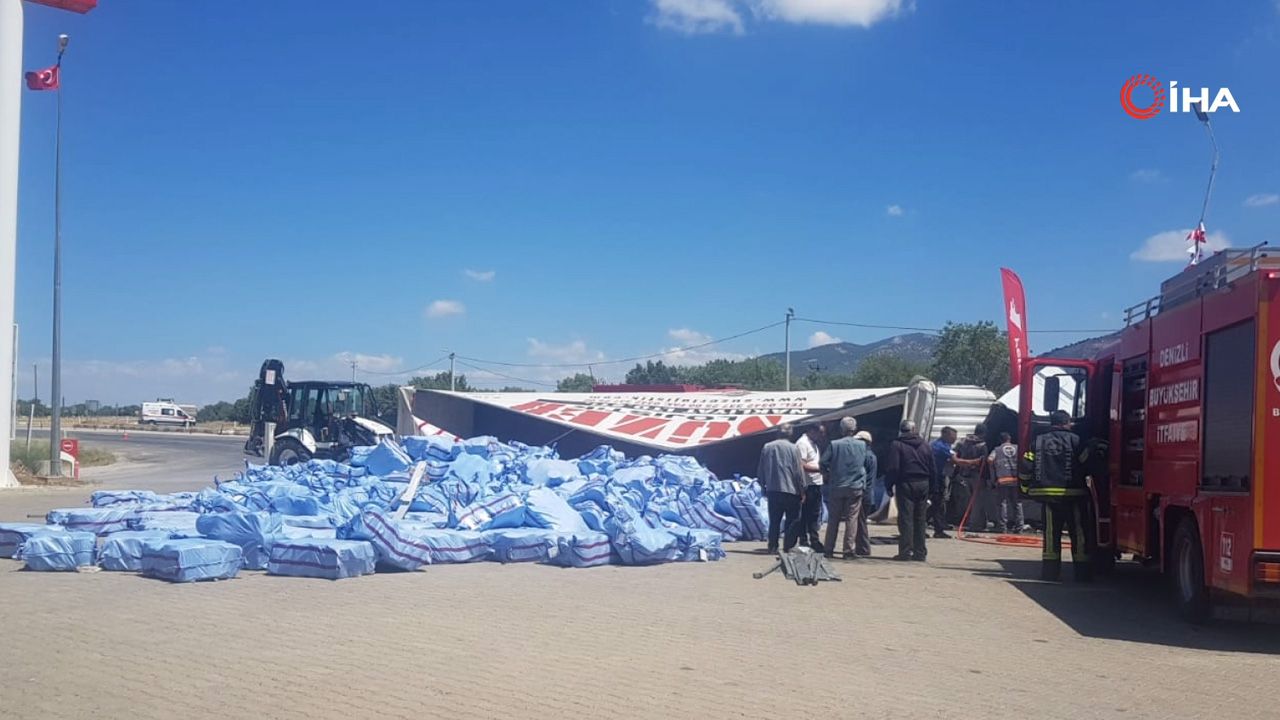 Denizli'de feci kaza kamerada! Devrilen tır metrelerce sürüklendi - 1. Resim