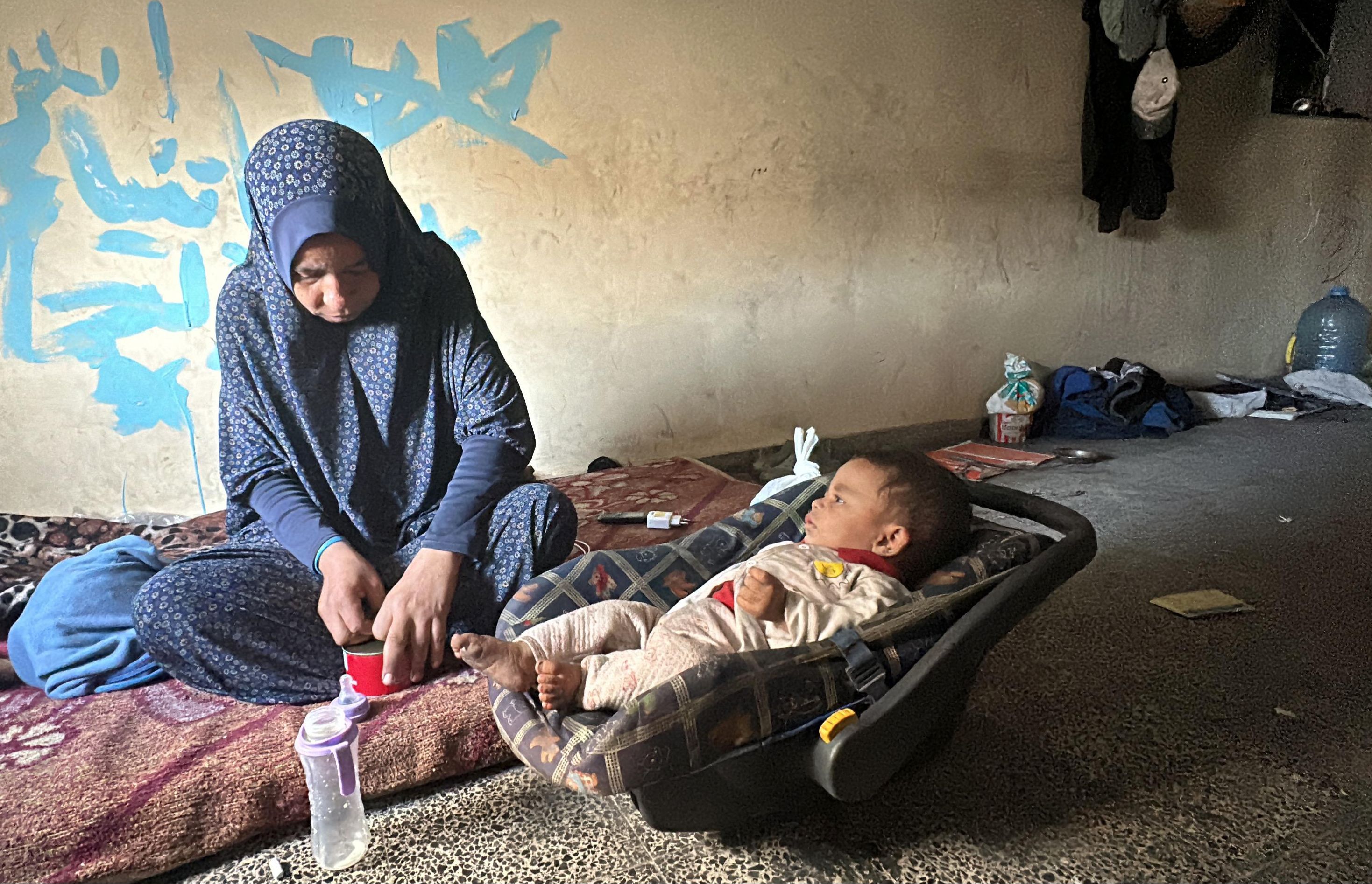 Filistinli anne 7 aylık bebeğini Türk Kızılay'ın gönderdiği çorbayla hayatta tutuyor Filistinli anne 7 aylık bebeğini Türk Kızılay'ın gönderdiği çorbayla hayatta tutuyor - 1. Resim