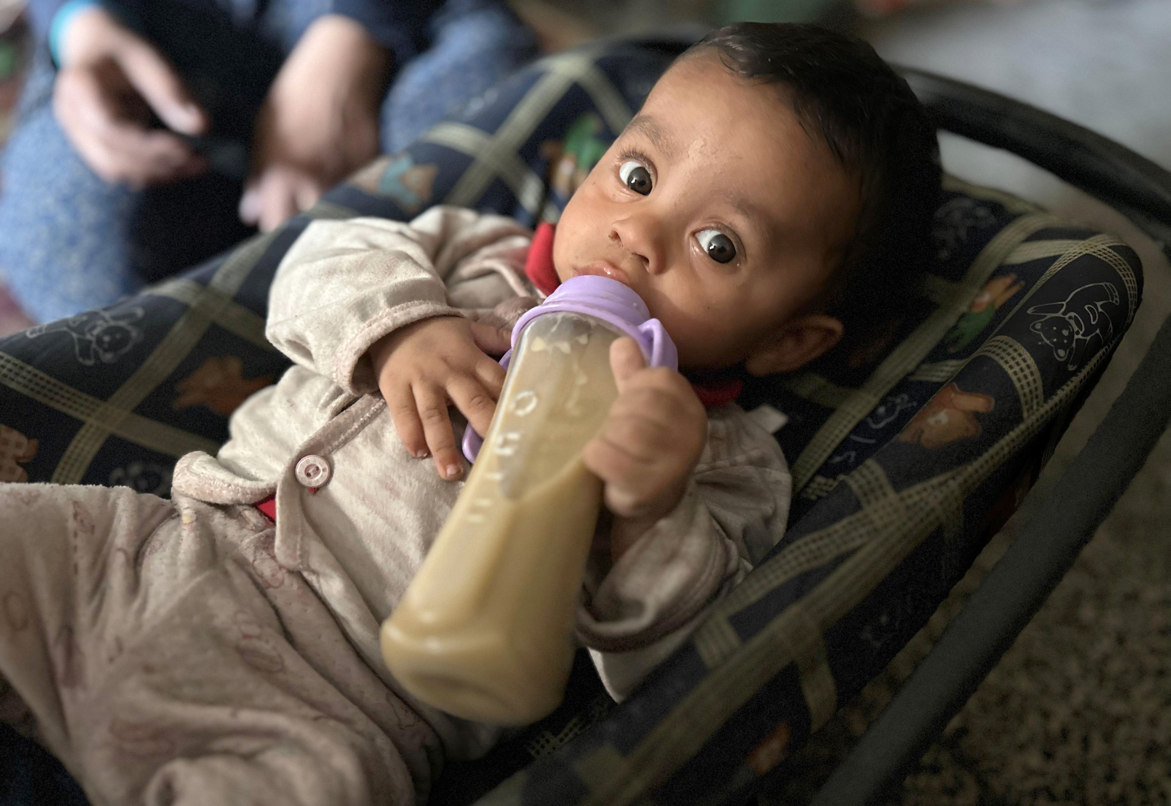 Filistinli anne 7 aylık bebeğini Türk Kızılay'ın gönderdiği çorbayla hayatta tutuyor Filistinli anne 7 aylık bebeğini Türk Kızılay'ın gönderdiği çorbayla hayatta tutuyor - 5. Resim