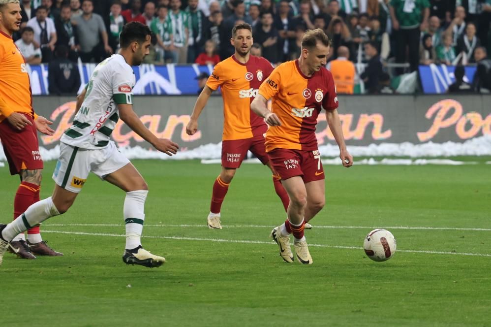 Galatasaray 24. kez Süper Lig şampiyonu oldu! Sarı-kırmızılılar 5. yıldıza bir adım uzaklıkta Galatasaray 24. kez Süper Lig şampiyonu oldu! Sarı-kırmızılılar 5. yıldıza bir adım uzaklıkta - 1. Resim