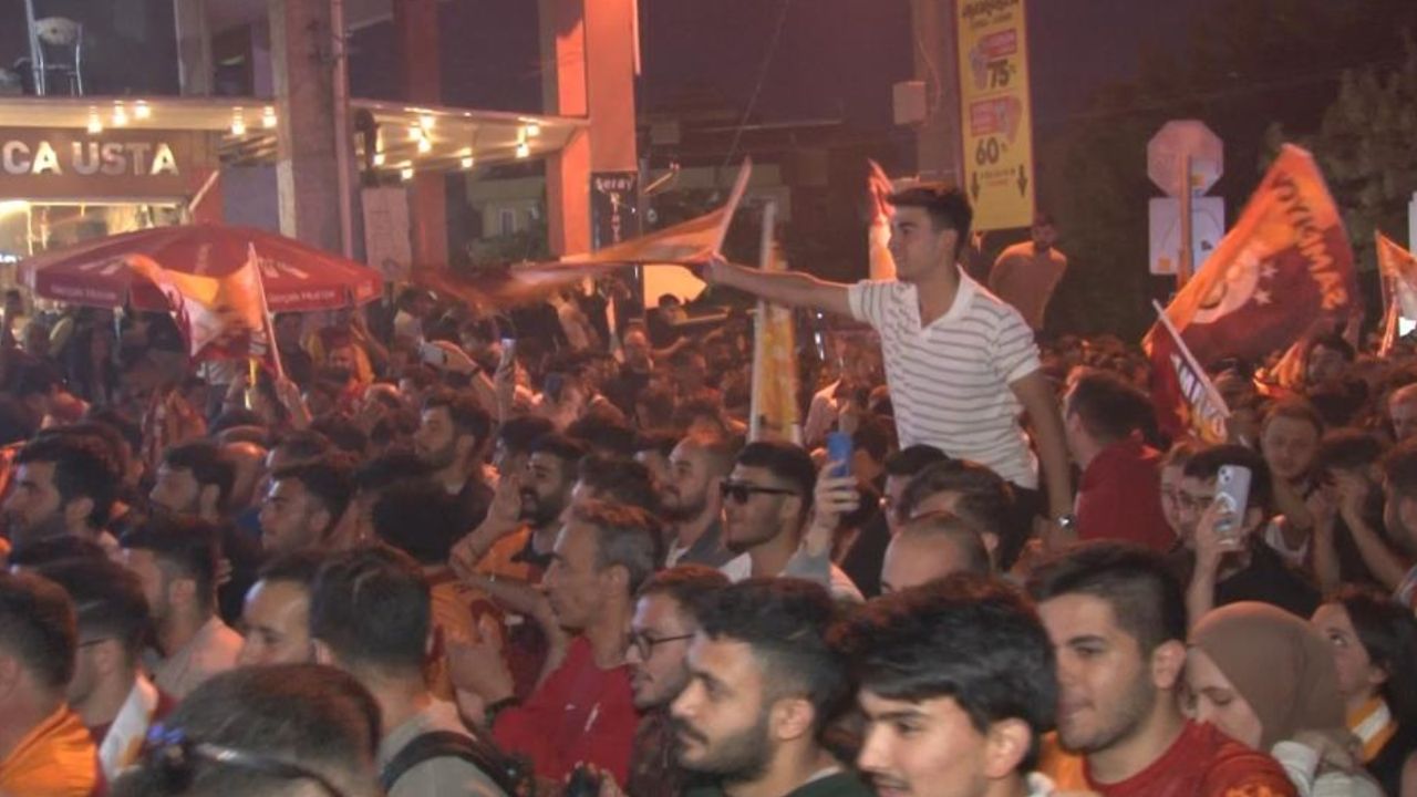Galatasaray&#039;ın şampiyonluk kutlamalarında ilginç anlar! Beşiktaşlı taraftar katıldı