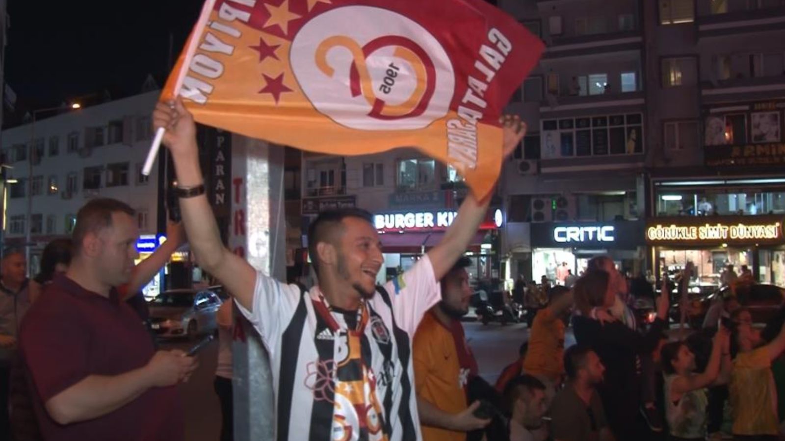 Galatasaray'ın şampiyonluk kutlamalarında ilginç anlar! Beşiktaşlı taraftar katıldı Galatasaray'ın şampiyonluk kutlamalarında ilginç anlar! Beşiktaşlı taraftar katıldı - 1. Resim