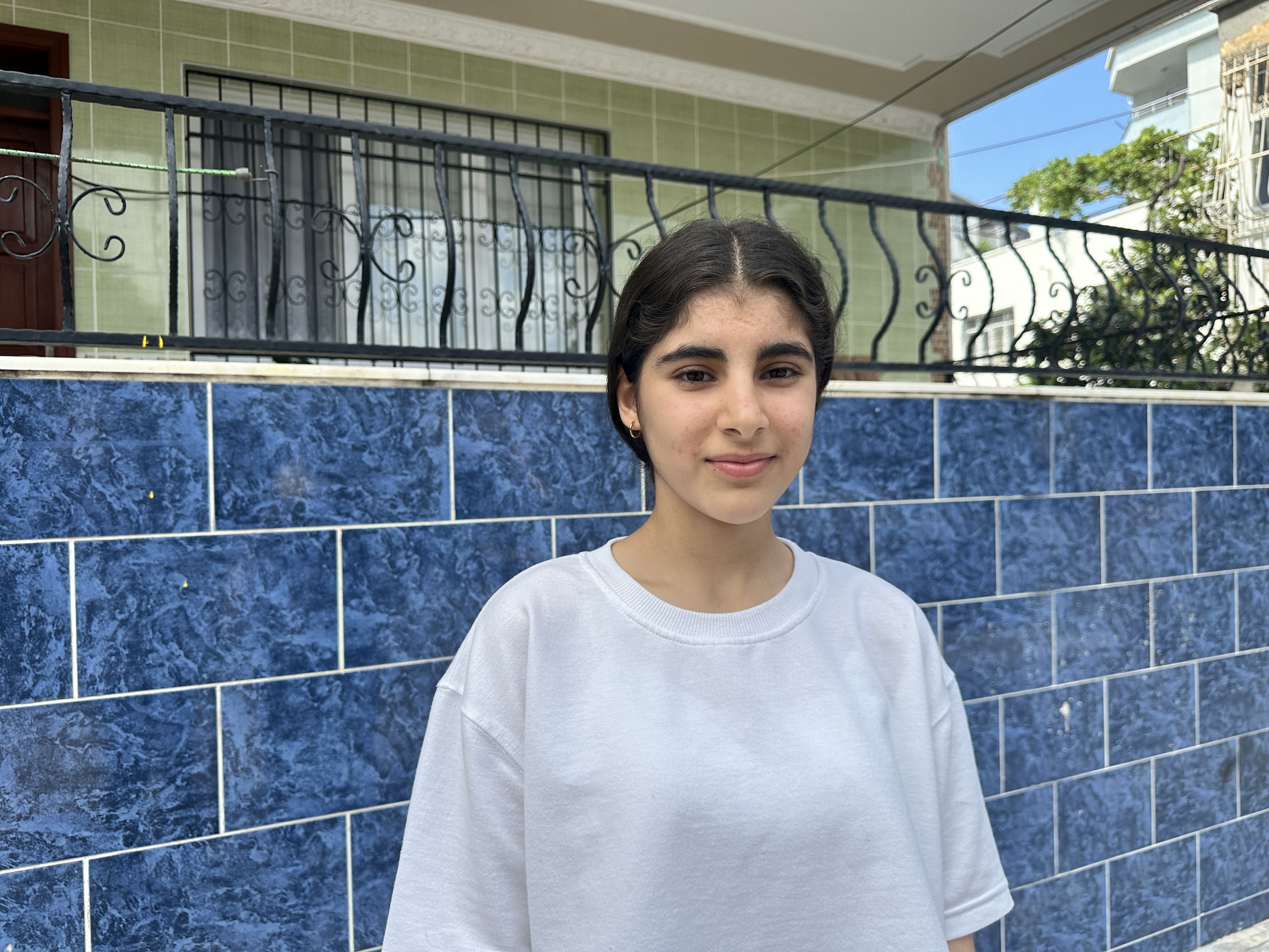 Hatay'da başıboş köpekler öğrencilere saldırdı! Küçük kızlar korkudan yola atladı Hatay'da başıboş köpekler öğrencilere saldırdı! Küçük kızlar korkudan yola atladı - 1. Resim