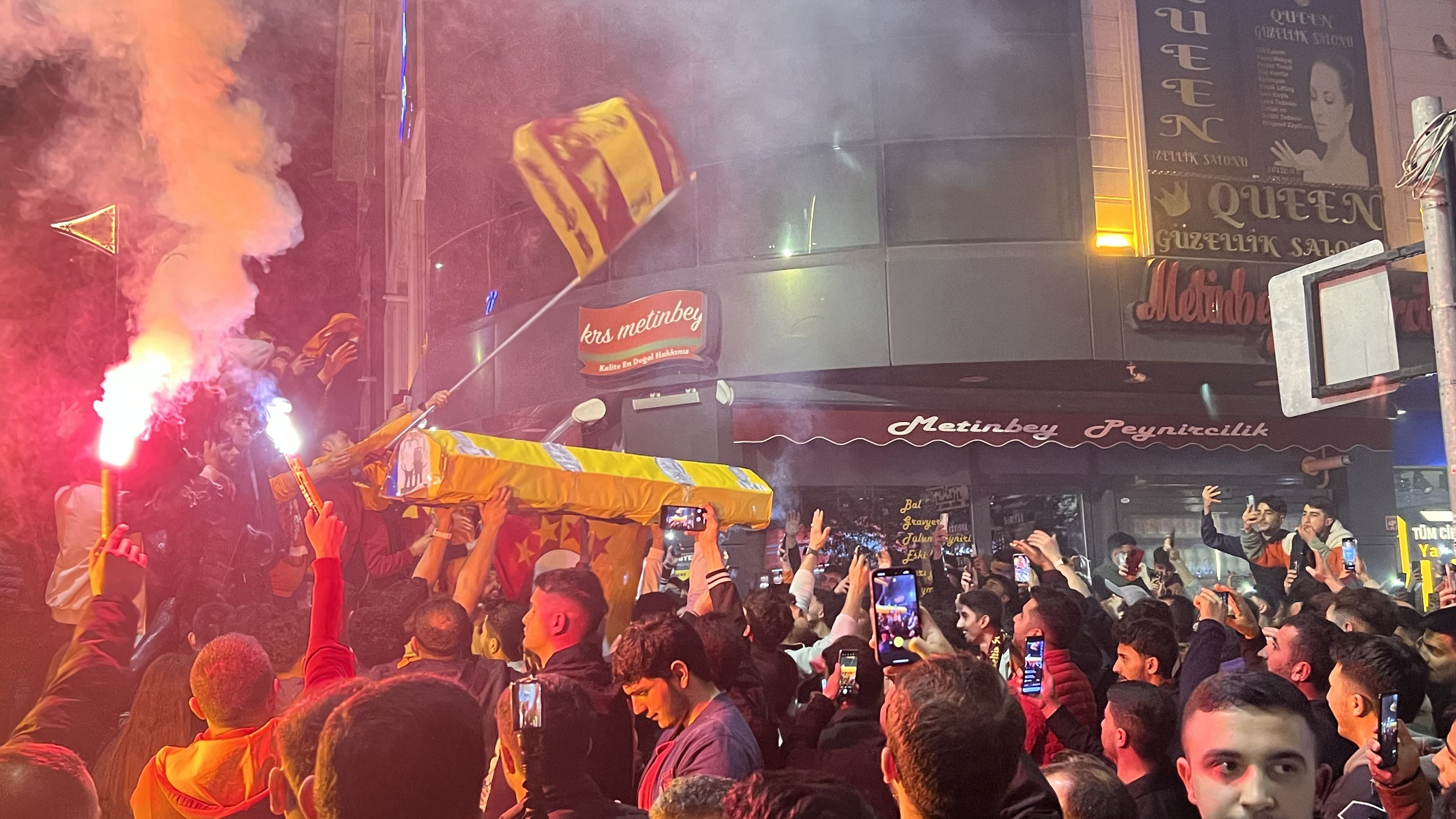Meşaleler yakıldı, sloganlar atıldı! Türkiye'de Galatasaraylılar şampiyonluk coşkusu yaşıyor - 2. Resim