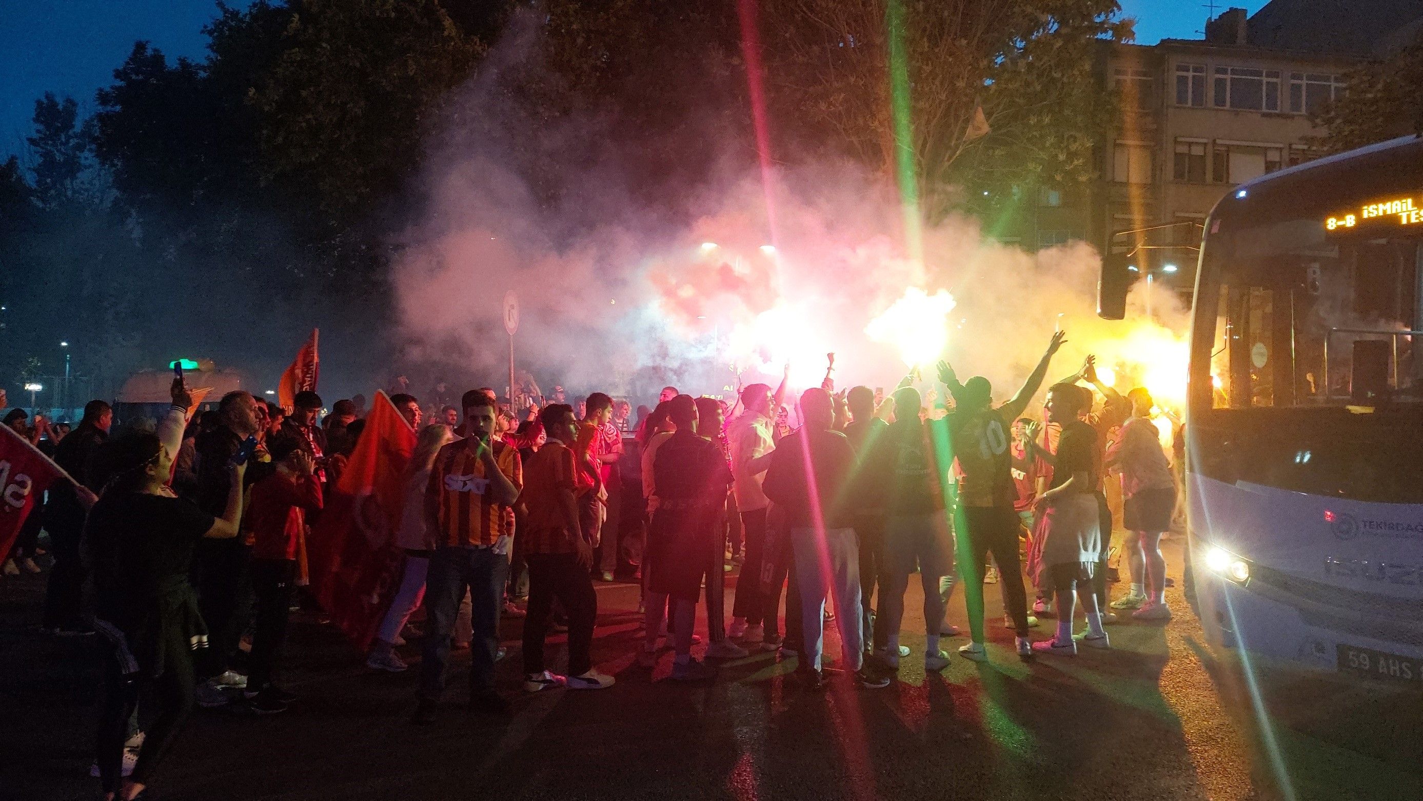 Meşaleler yakıldı, sloganlar atıldı! Türkiye'de Galatasaraylılar şampiyonluk coşkusu yaşıyor - 3. Resim