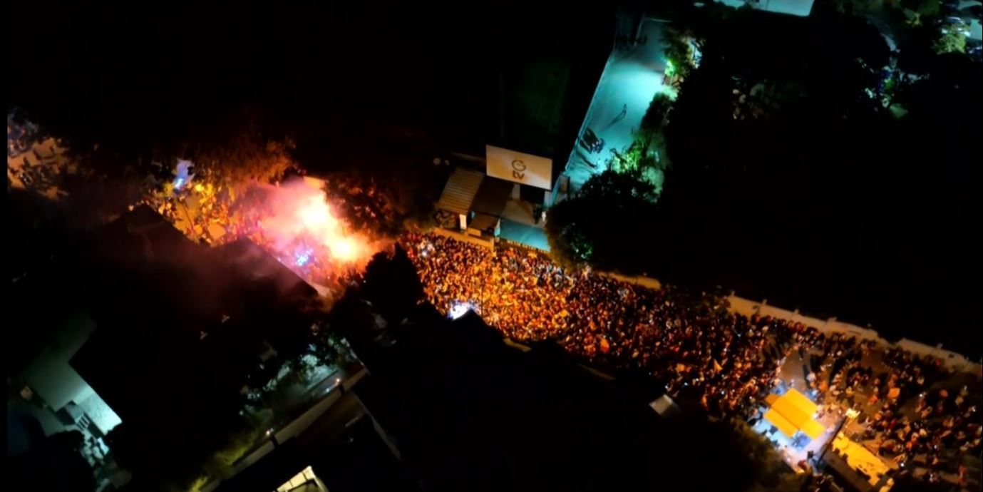 Meşaleler yakıldı, sloganlar atıldı! Türkiye'de Galatasaraylılar şampiyonluk coşkusu yaşıyor - 1. Resim