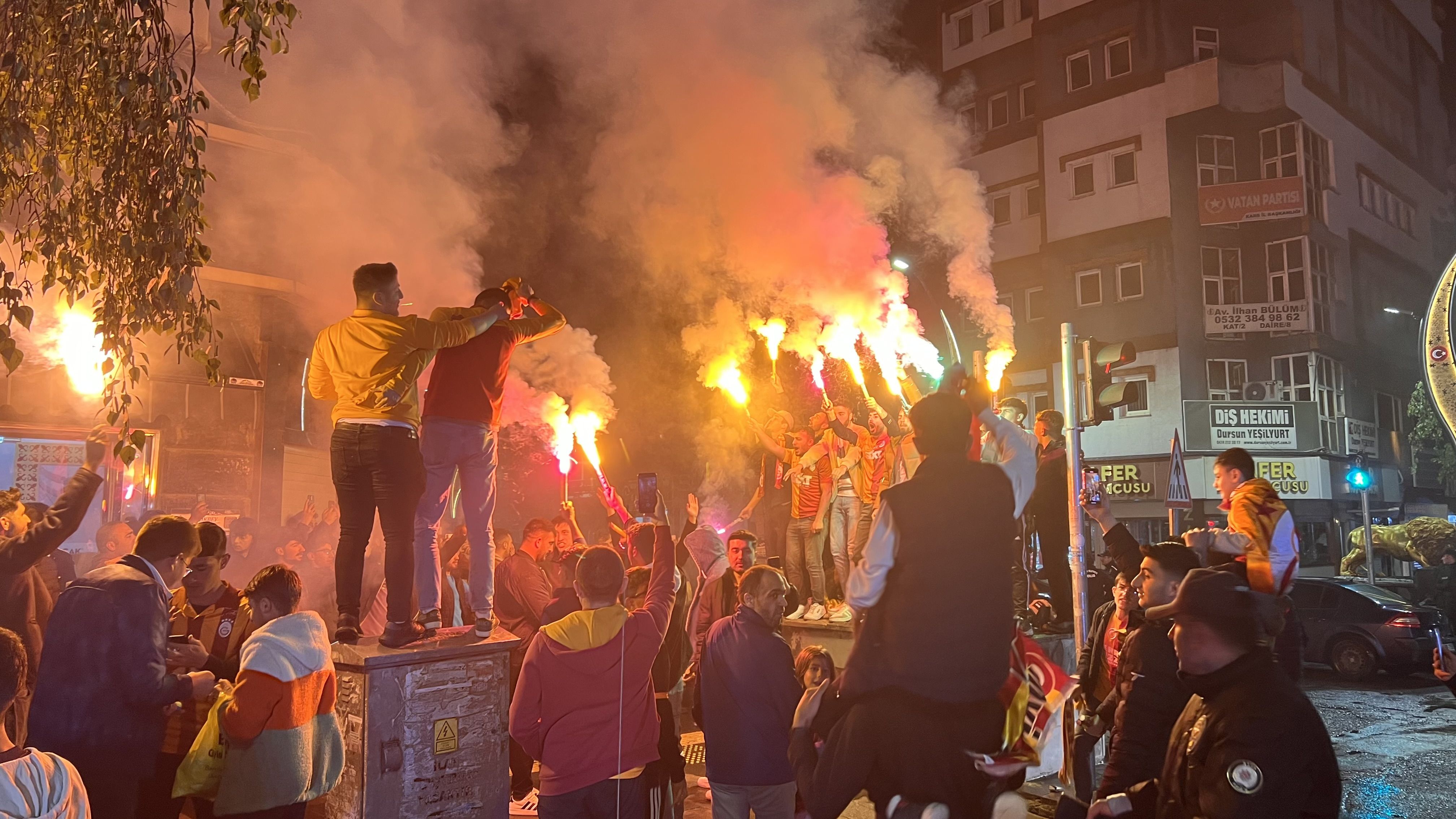 Meşaleler yakıldı, sloganlar atıldı! Türkiye'de Galatasaraylılar şampiyonluk coşkusu yaşıyor - 4. Resim