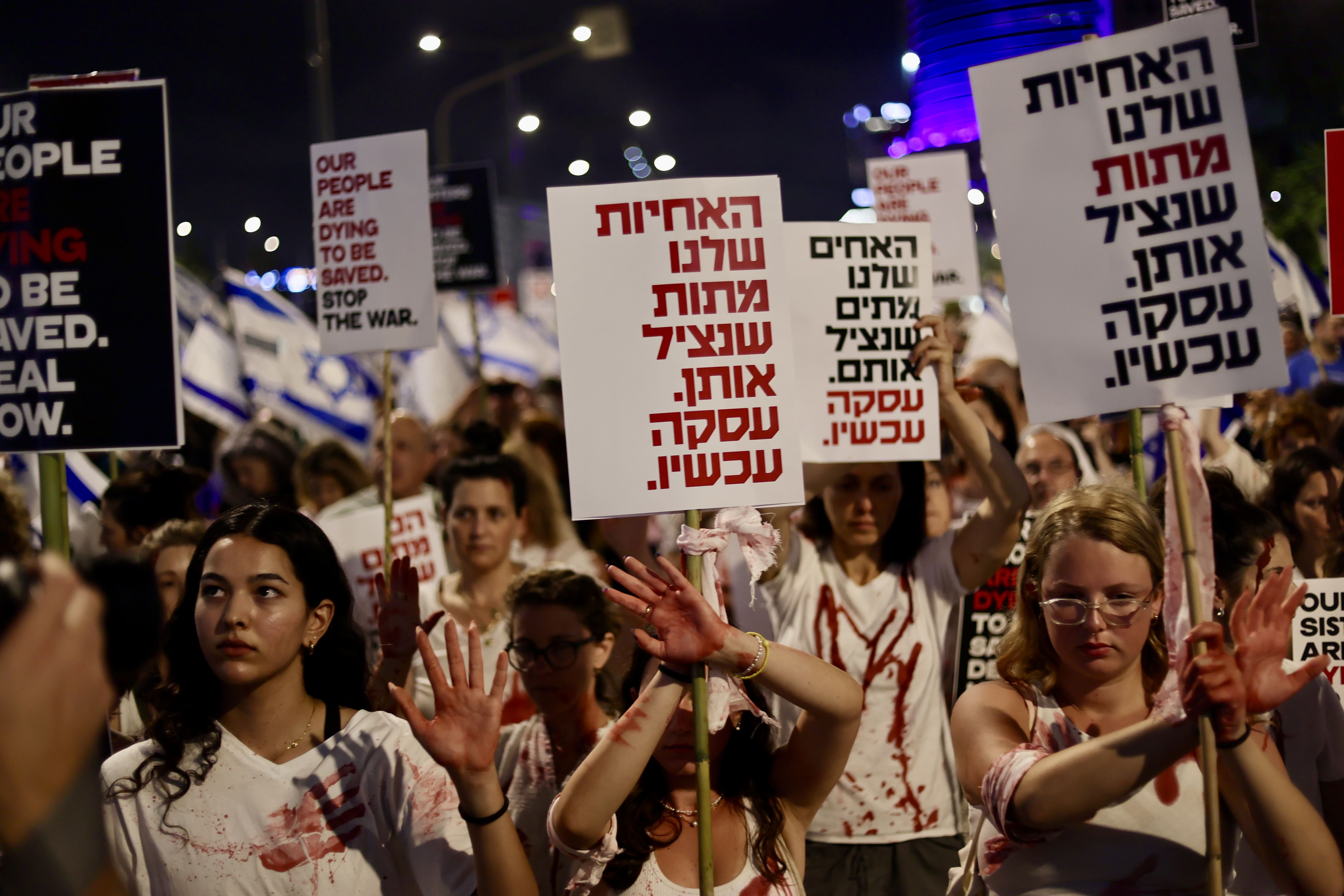Sokaklara dökülen İsrailliler Netanyahu'yu evinin önünde protesto etti: Sen suçlusun Sokaklara dökülen İsrailliler Netanyahu'yu evinin önünde protesto etti: Sen suçlusun - 1. Resim