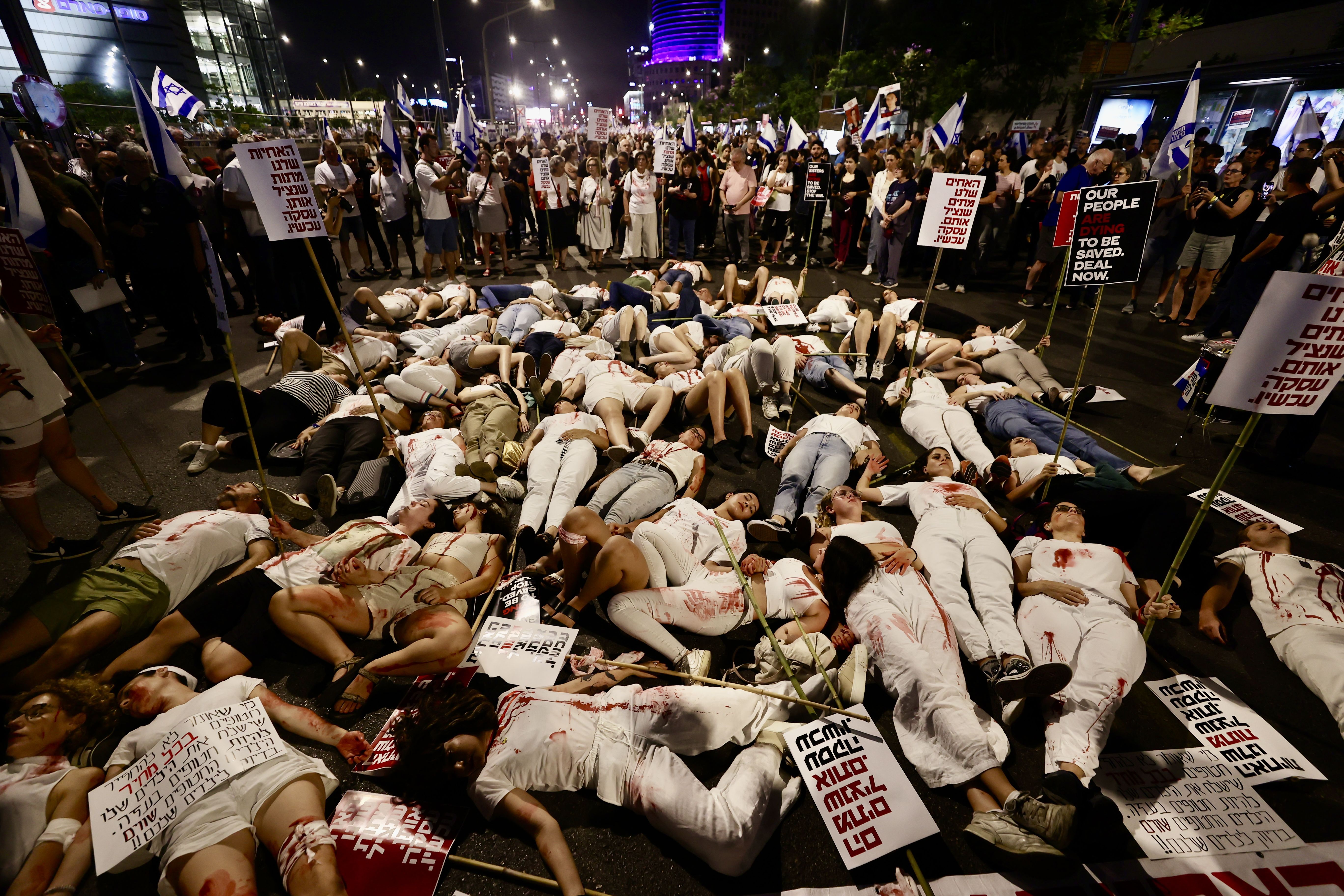 Sokaklara dökülen İsrailliler Netanyahu'yu evinin önünde protesto etti: Sen suçlusun Sokaklara dökülen İsrailliler Netanyahu'yu evinin önünde protesto etti: Sen suçlusun - 4. Resim