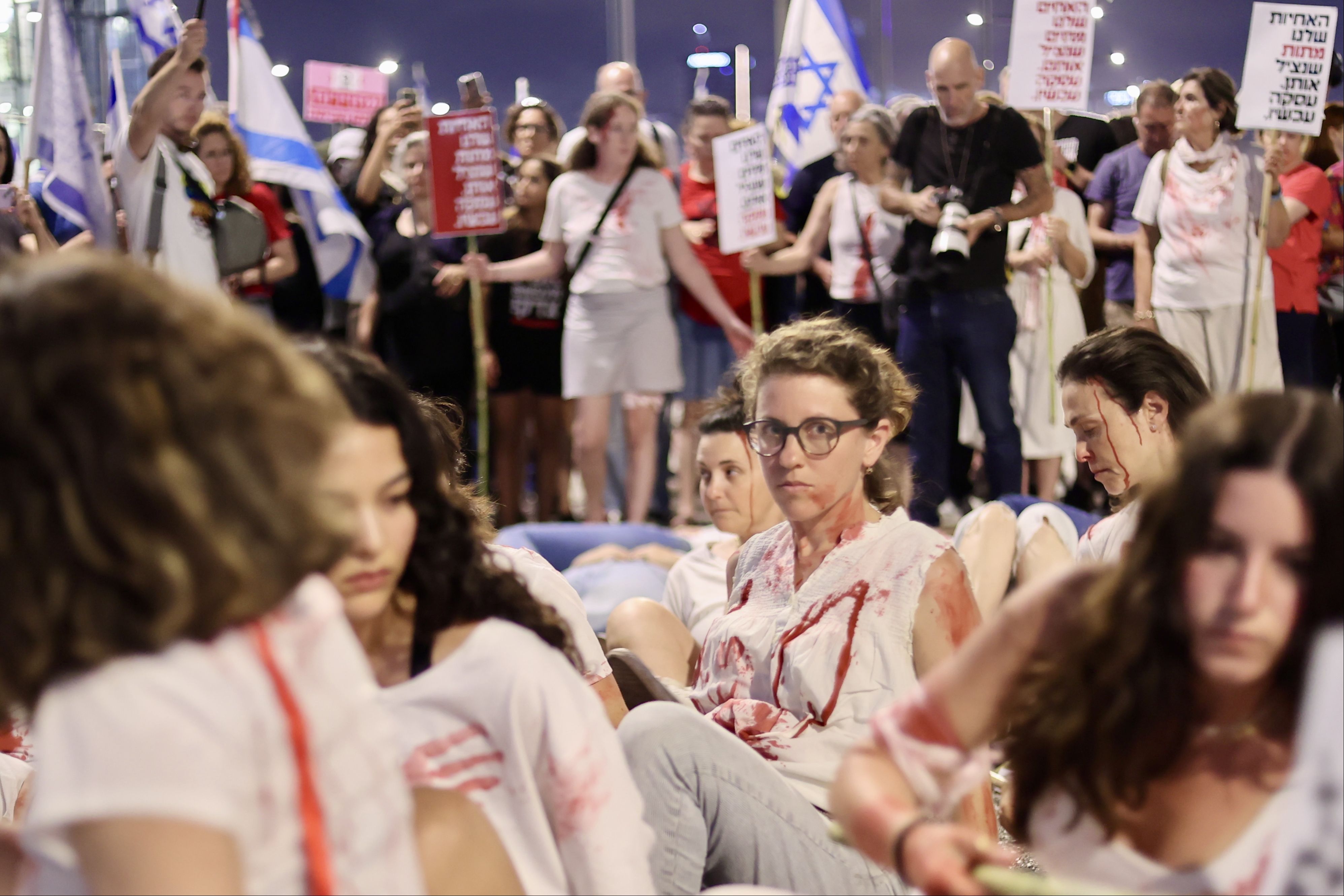 Sokaklara dökülen İsrailliler Netanyahu'yu evinin önünde protesto etti: Sen suçlusun Sokaklara dökülen İsrailliler Netanyahu'yu evinin önünde protesto etti: Sen suçlusun - 3. Resim