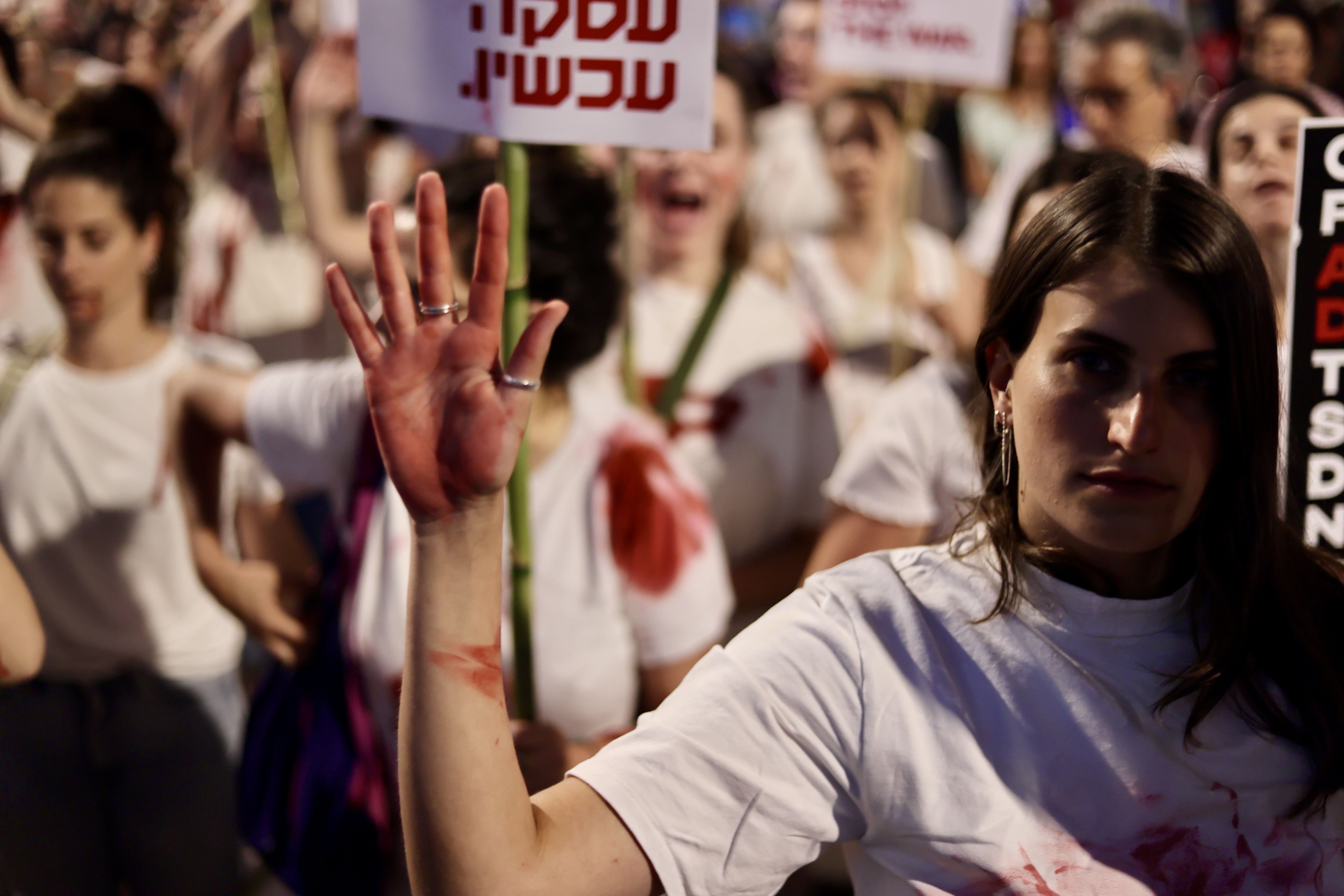 Sokaklara dökülen İsrailliler Netanyahu'yu evinin önünde protesto etti: Sen suçlusun Sokaklara dökülen İsrailliler Netanyahu'yu evinin önünde protesto etti: Sen suçlusun - 2. Resim