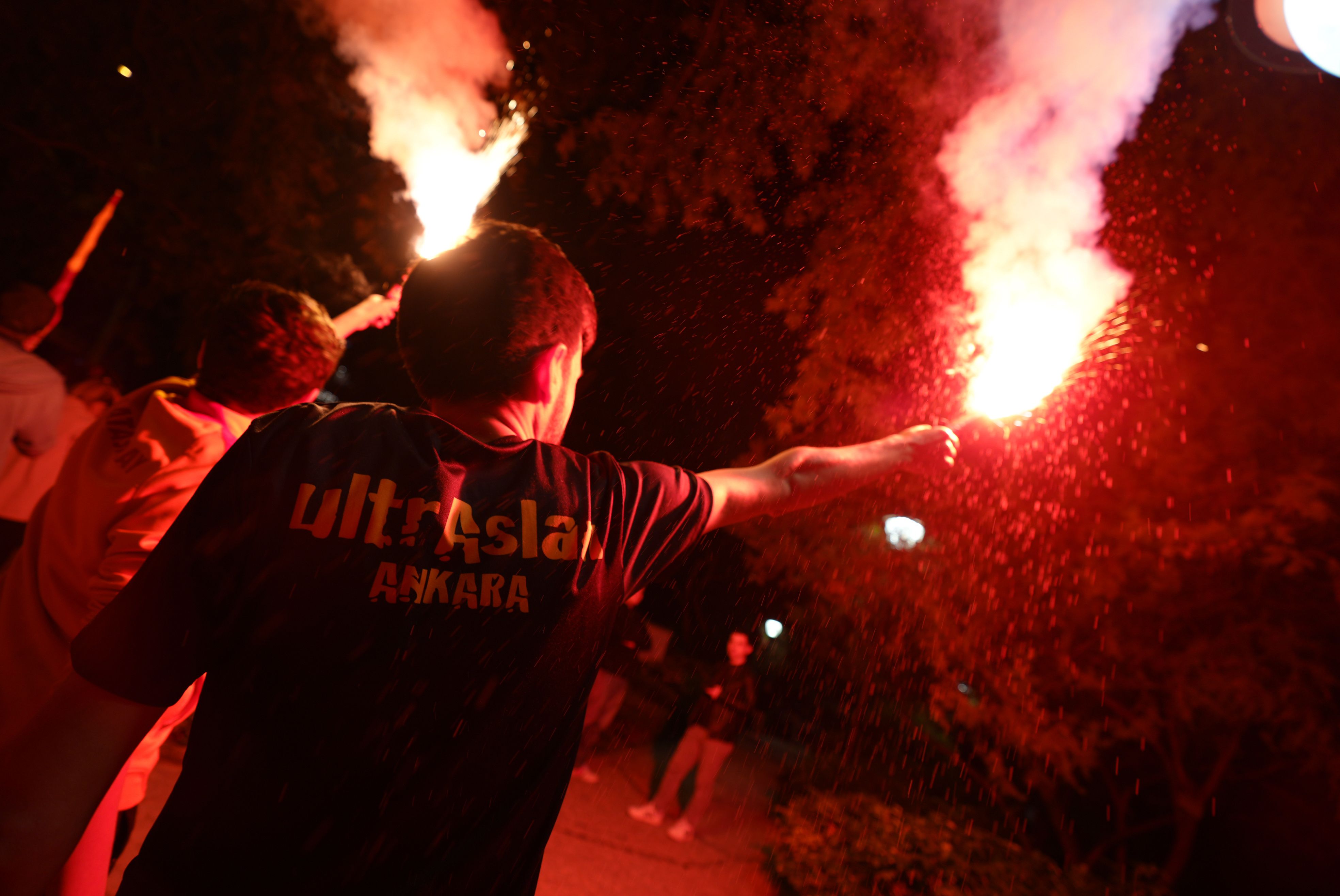 Taraftarlar meydanları hıncahınç doldurdu! Yurdun dört bir yanında şampiyonluk kutlaması - 3. Resim