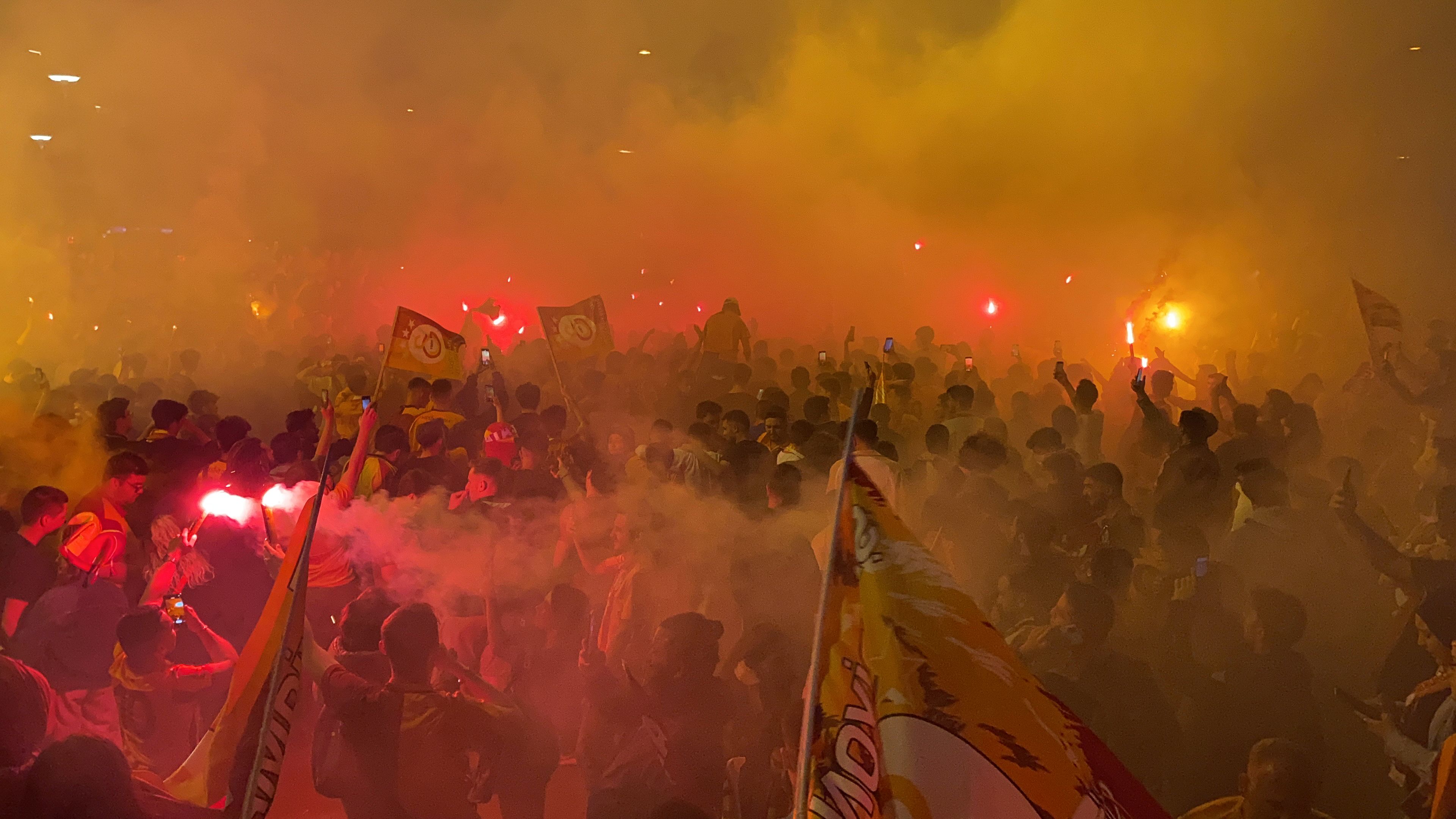 Taraftarlar meydanları hıncahınç doldurdu! Yurdun dört bir yanında şampiyonluk kutlaması - 4. Resim