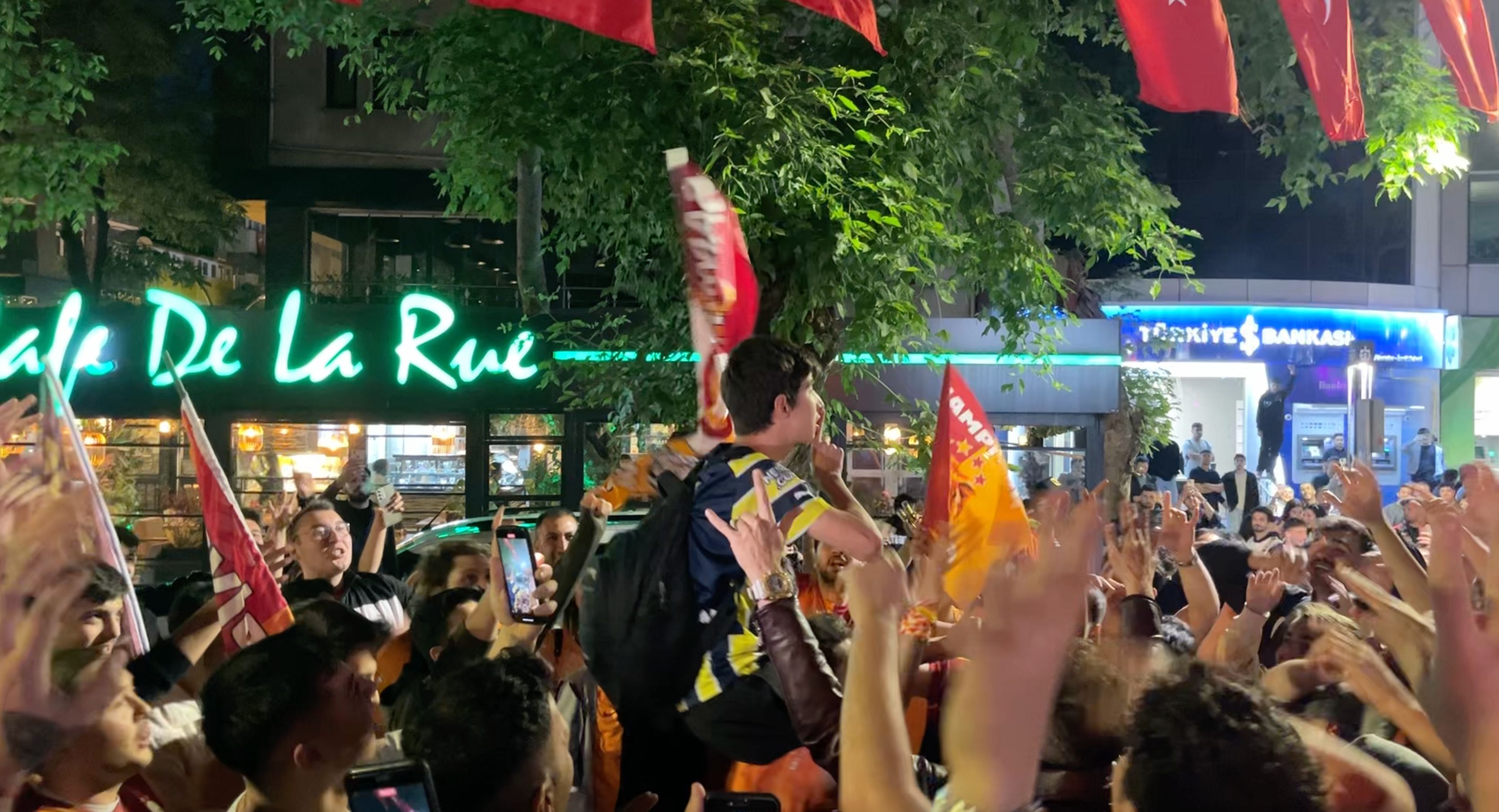 Taraftarlar meydanları hıncahınç doldurdu! Yurdun dört bir yanında şampiyonluk kutlaması - 1. Resim