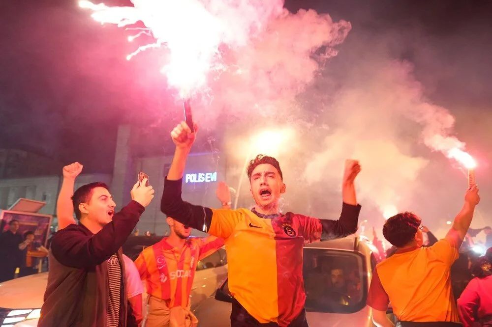 Taraftarlar meydanları hıncahınç doldurdu! Yurdun dört bir yanında şampiyonluk kutlaması - 8. Resim